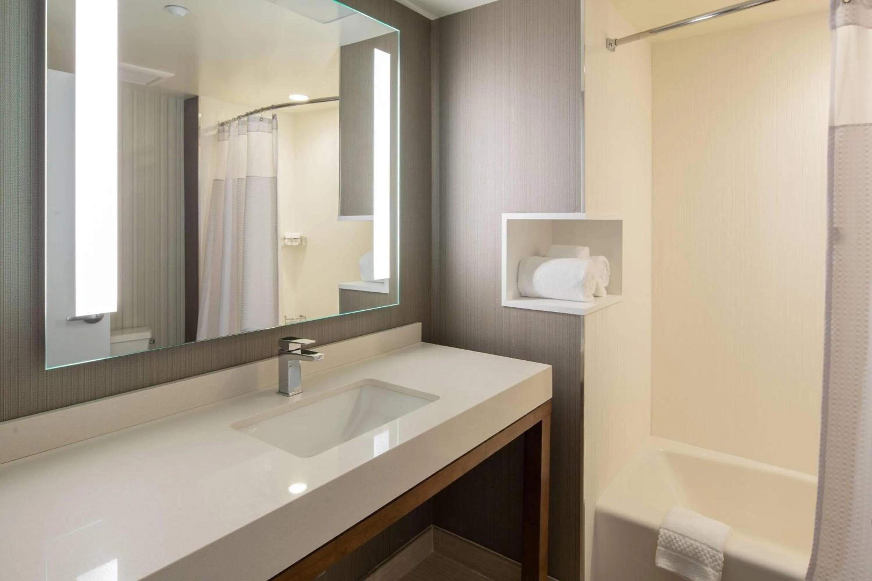 Bathroom in Courtyard by Marriott New York Queens/Fresh Meadows