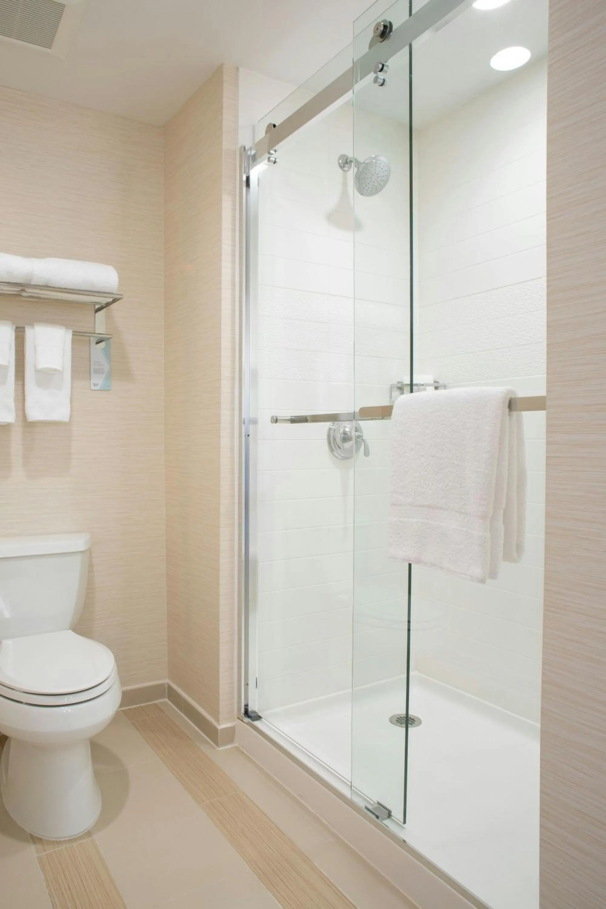 Bathroom in Fairfield Inn & Suites by Marriott New York Queens/Fresh Meadows