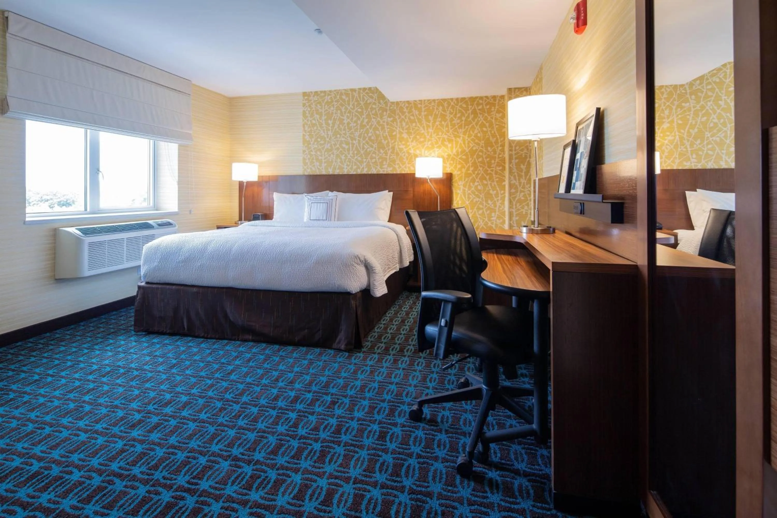 Photo of the whole room, Bed in Fairfield Inn & Suites by Marriott New York Queens/Fresh Meadows