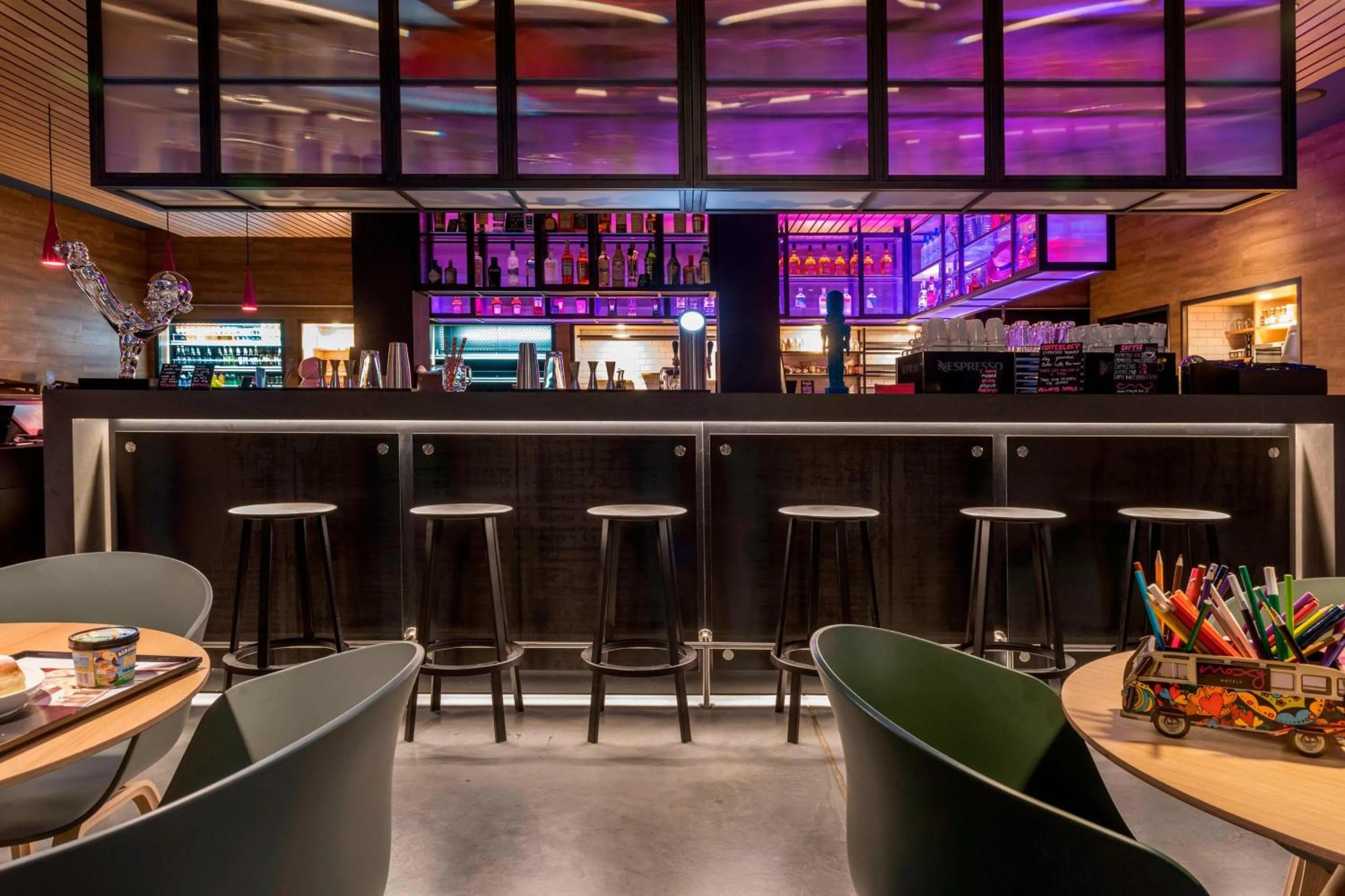 Lounge or bar in Moxy Frankfurt Airport