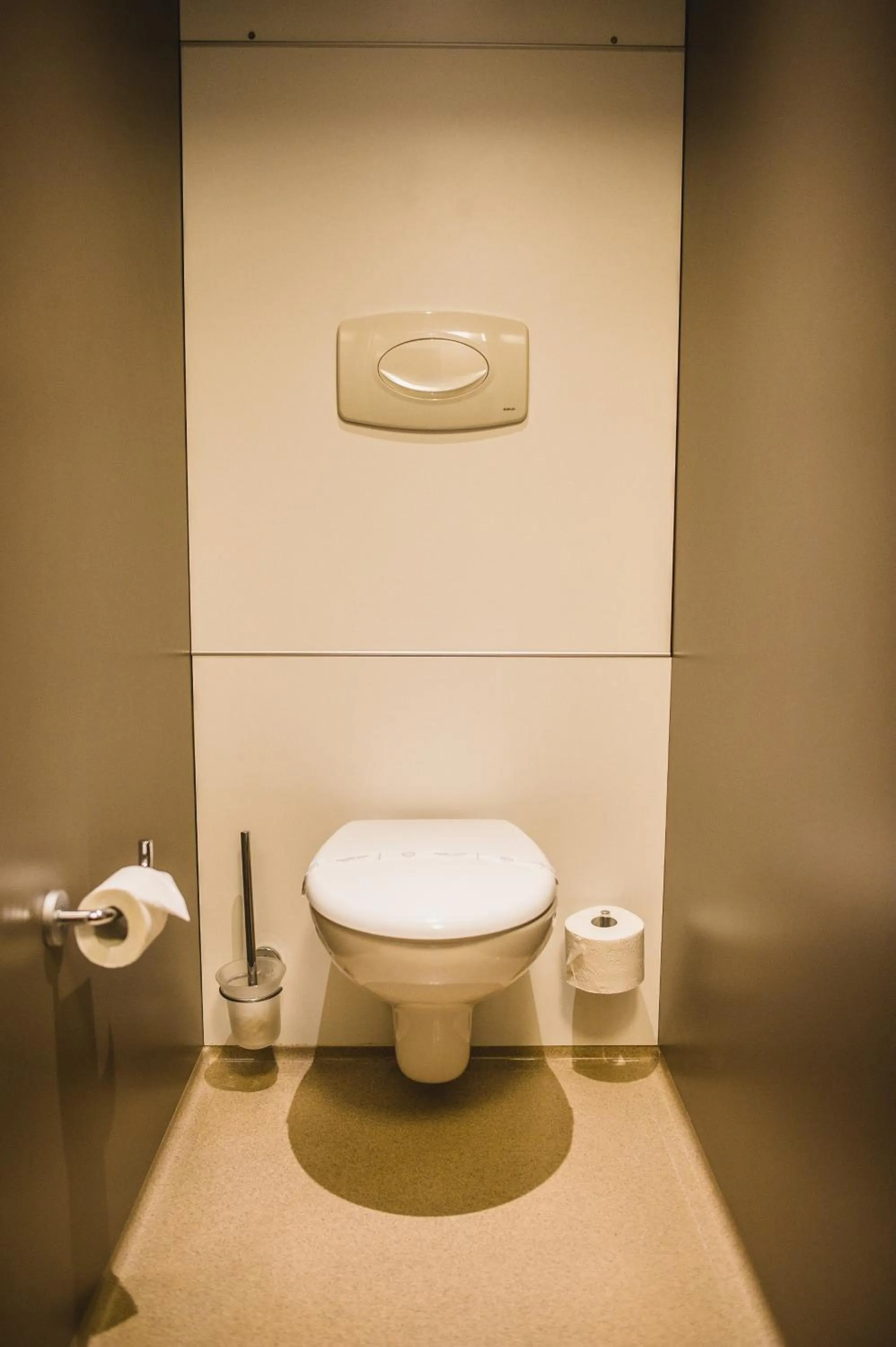 Toilet in DC Hotel Charleroi Airport