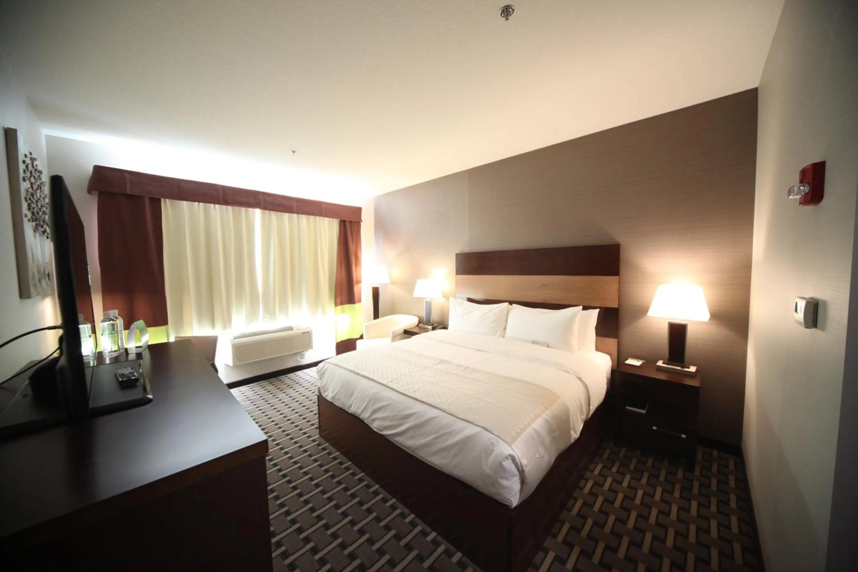 Bedroom, Bed in Wyndham Garden Edmonton Airport
