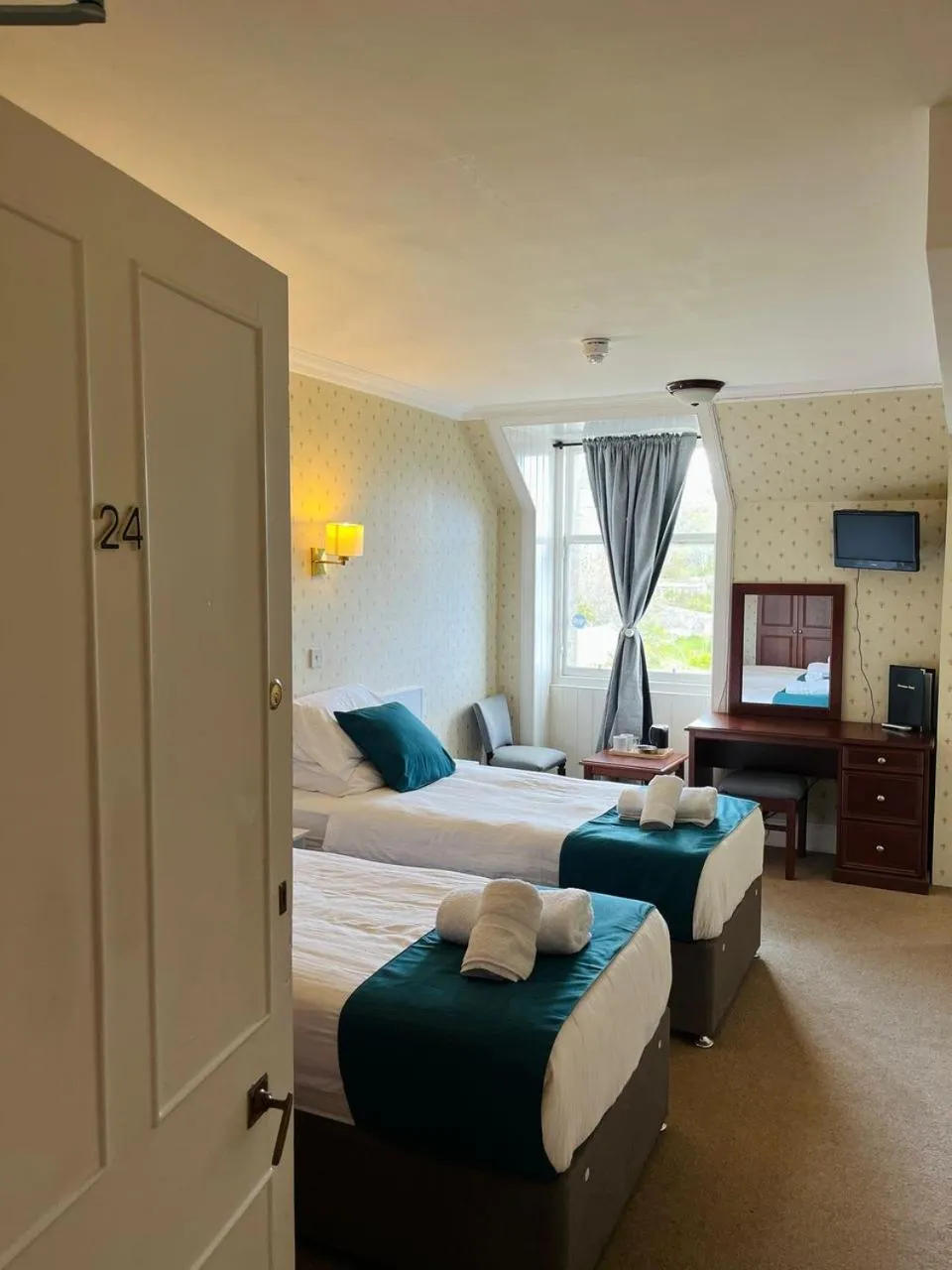 Seating area, Bed in The Stromness Hotel