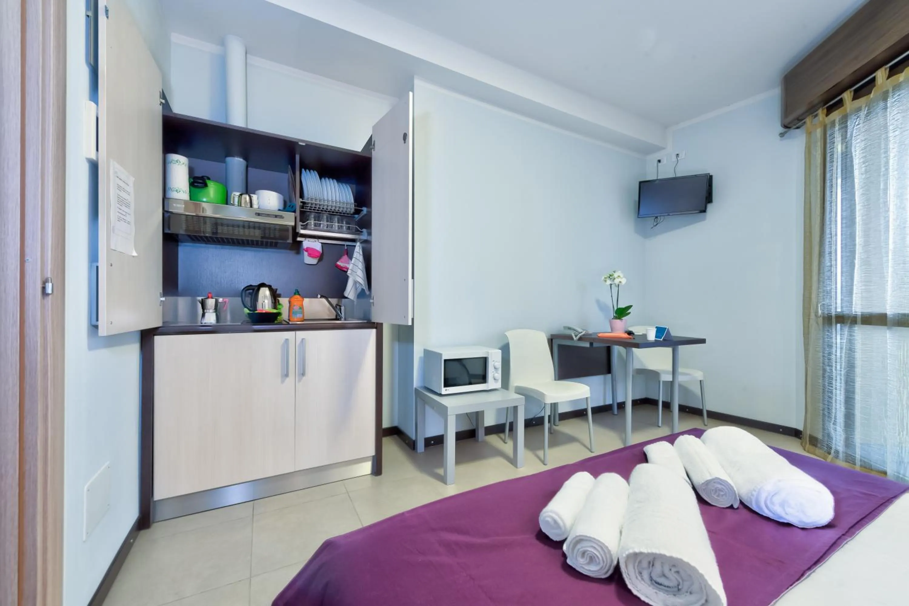 Kitchen or kitchenette, Bed in AppartaHotel