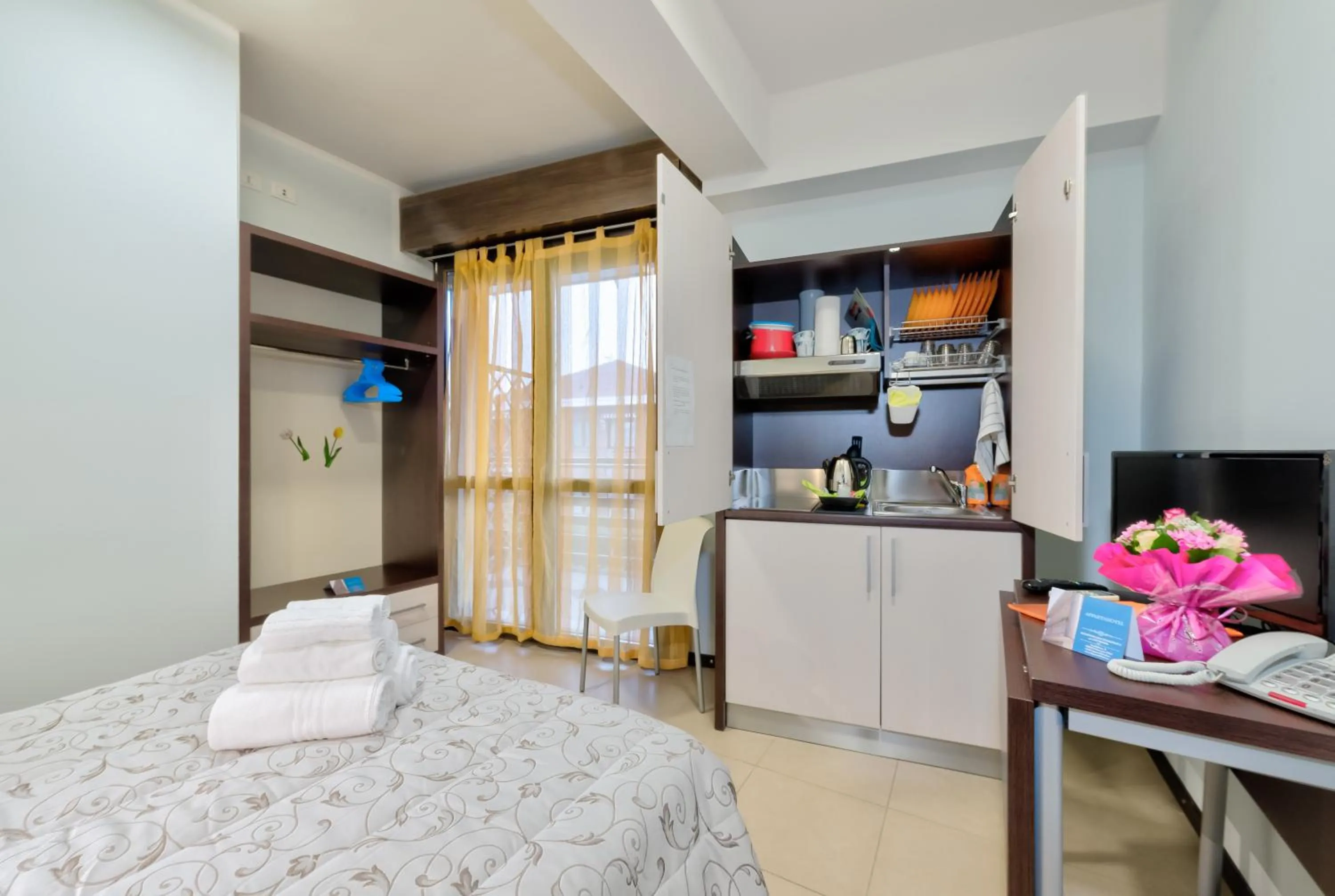 Kitchen or kitchenette, Bed in AppartaHotel
