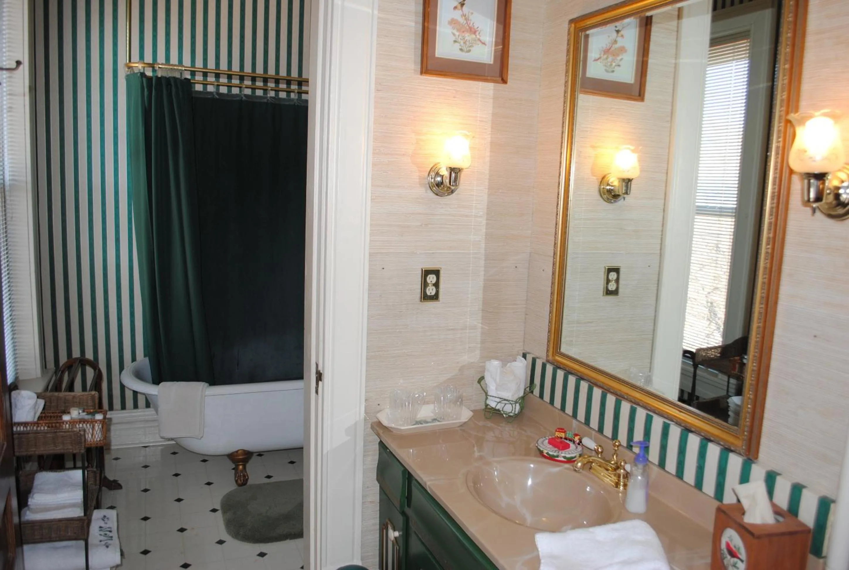 Bathroom in L&N Bed and Breakfast Ltd