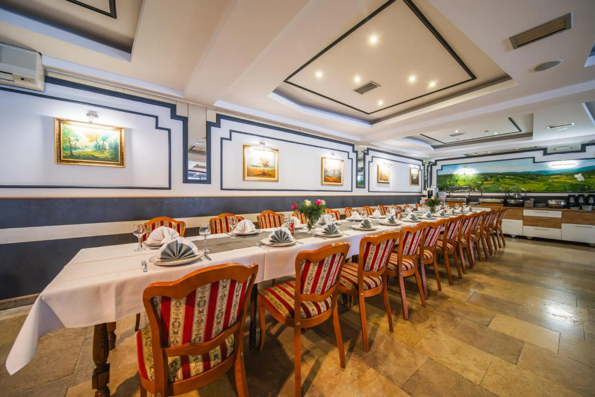 Restaurant/places to eat in Hotel Zagi