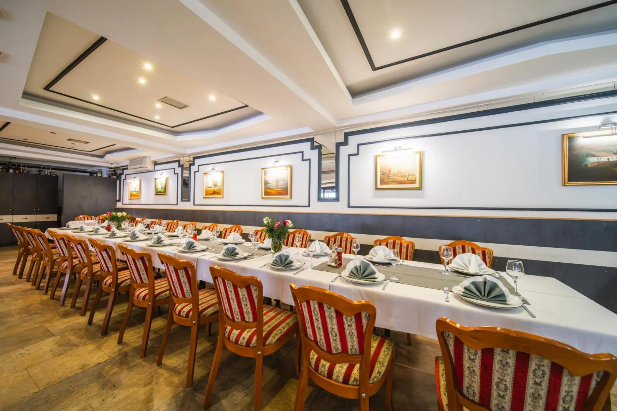 Restaurant/places to eat in Hotel Zagi