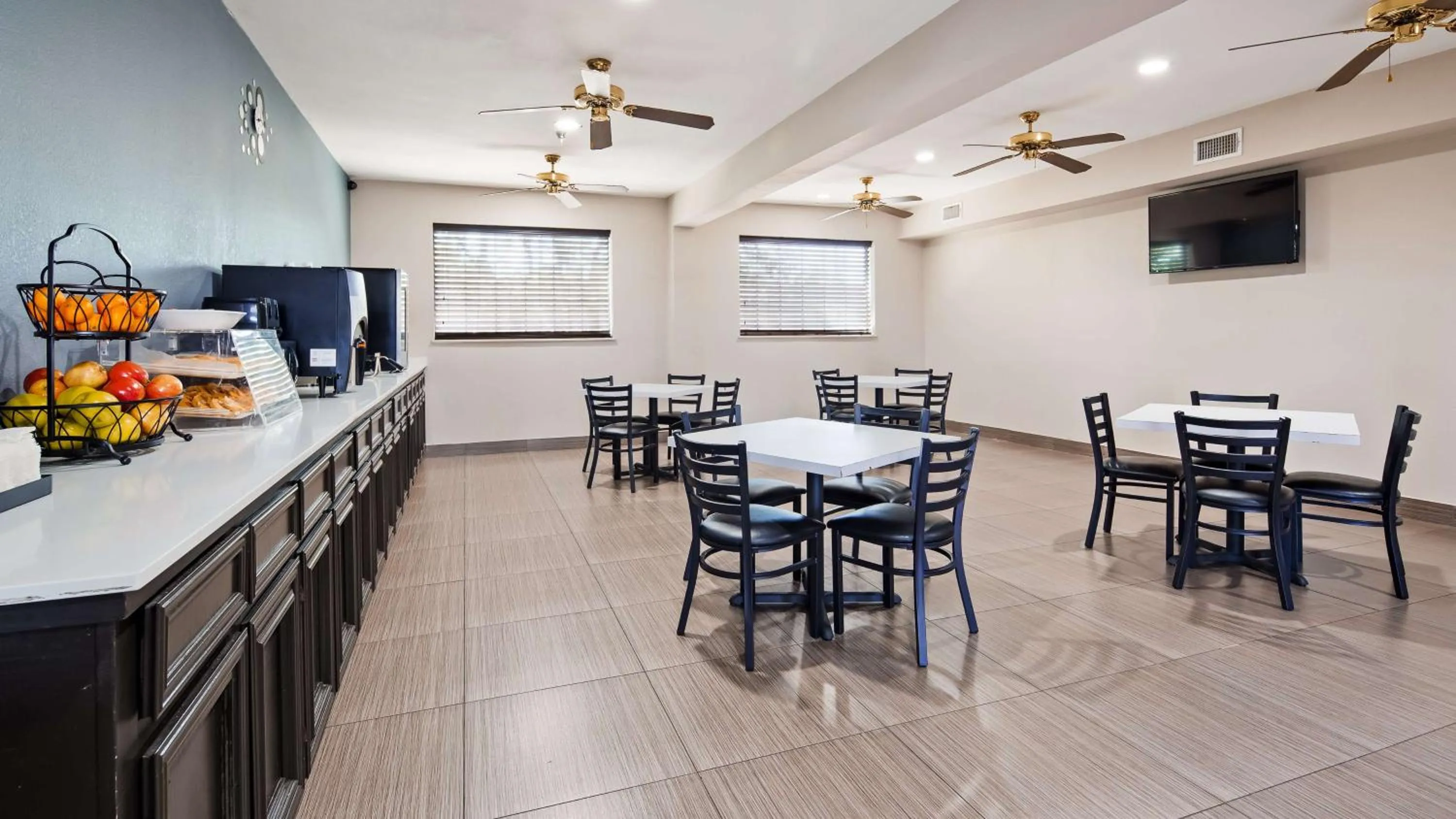 Restaurant/places to eat in SureStay Hotel by Best Western Brownsville