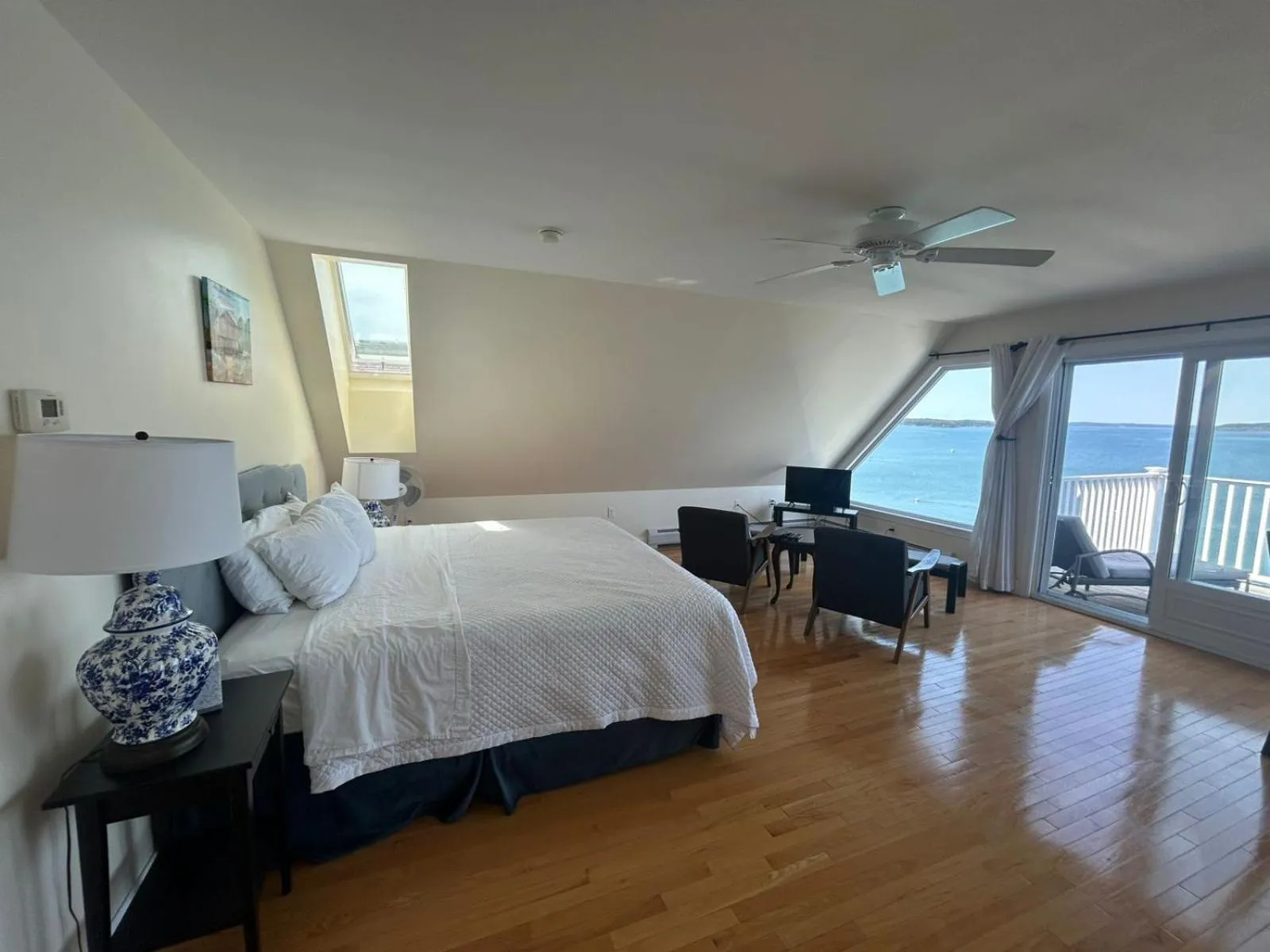 Living room, Bed in The Inn on the Wharf