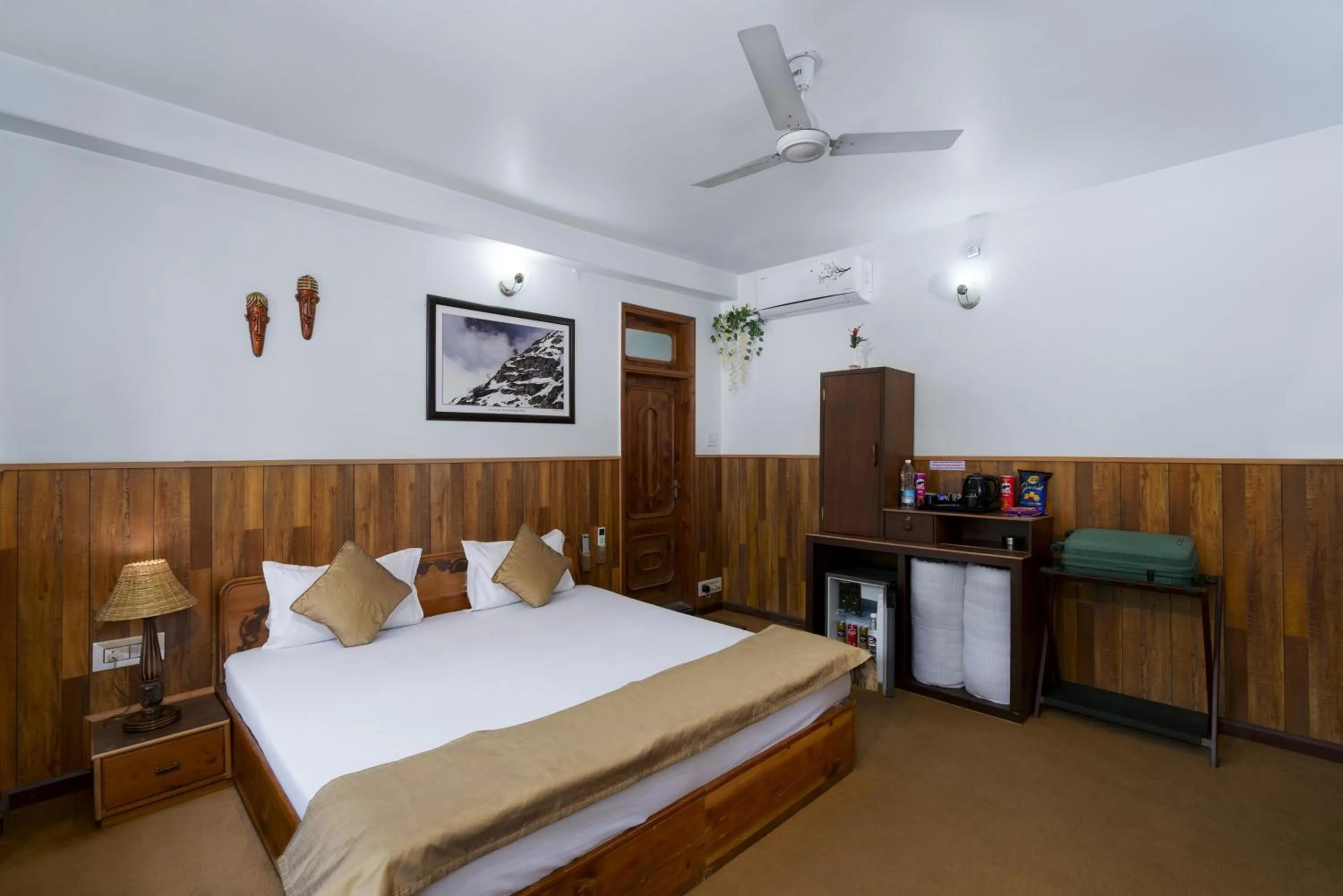 Bedroom, Bed in Hotel Kullu Valley