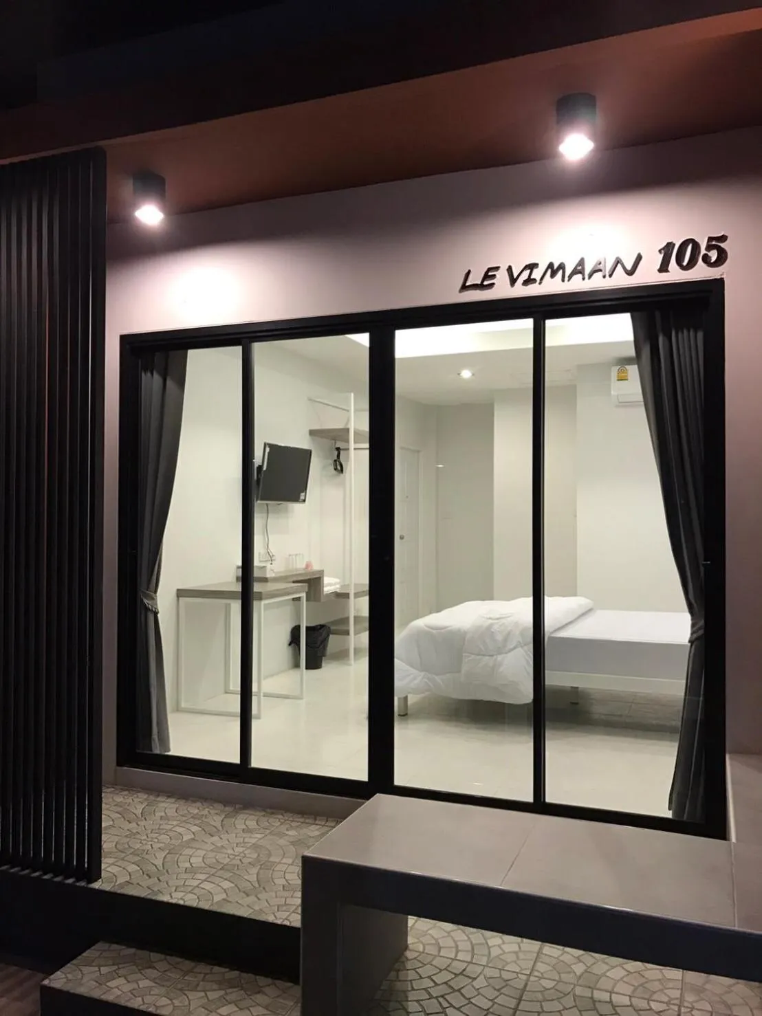 Photo of the whole room, Bed in Baan Le Vimaan