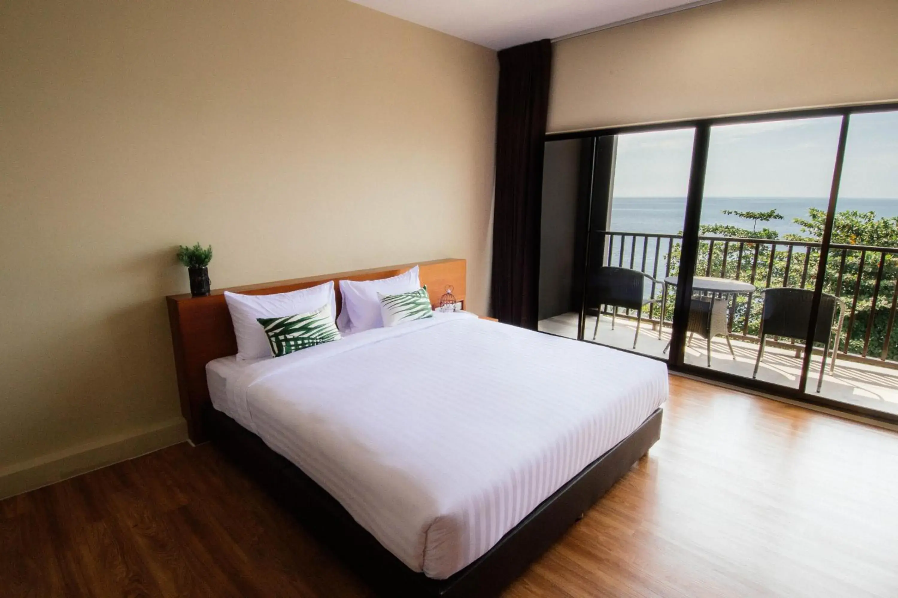 Deluxe Double or Twin Room with Sea View in The Pat Hotel Deluxe Double or Twin Room with Sea View in The Pat Hotel