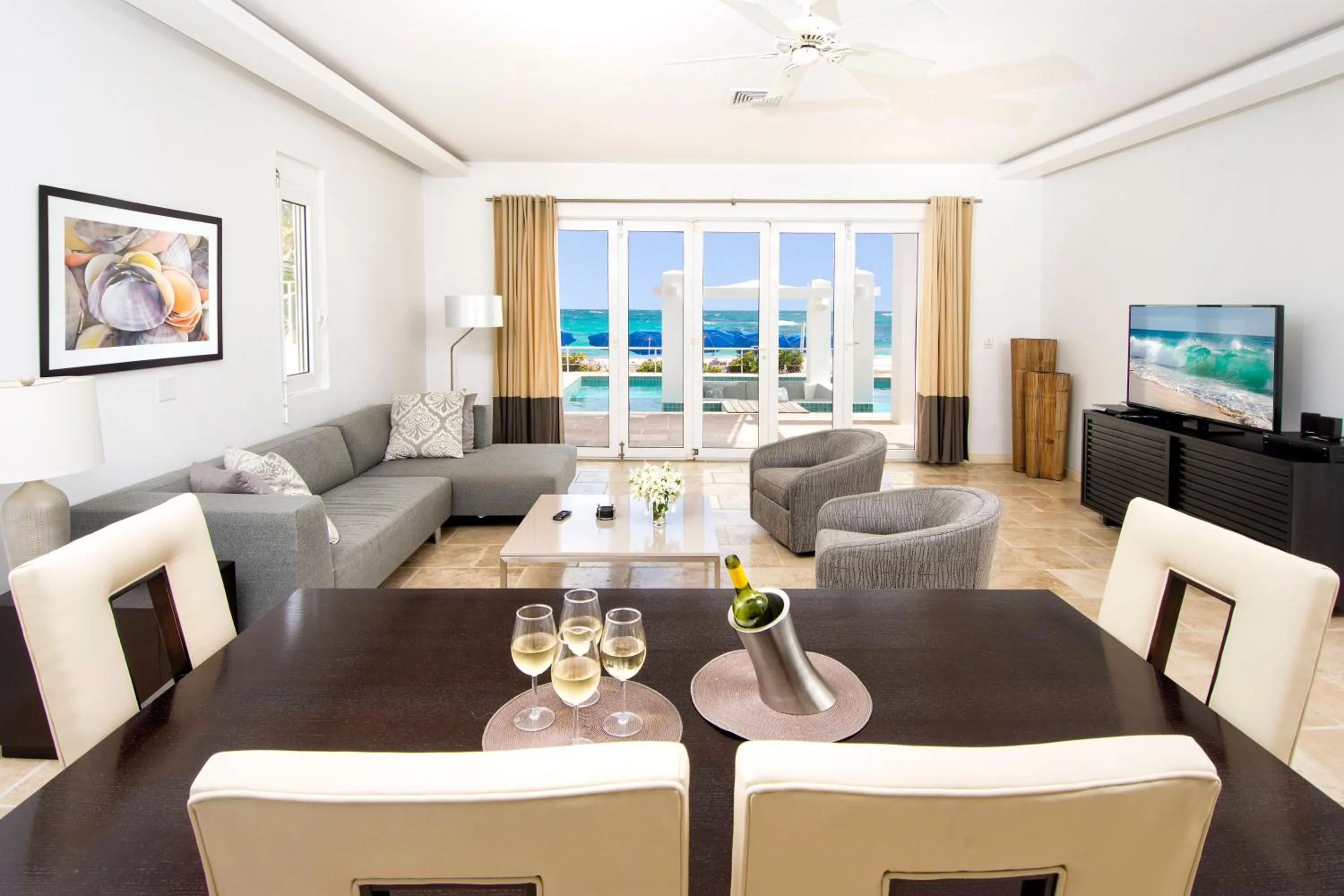 Living room in Coral Beach Club Villas & Marina