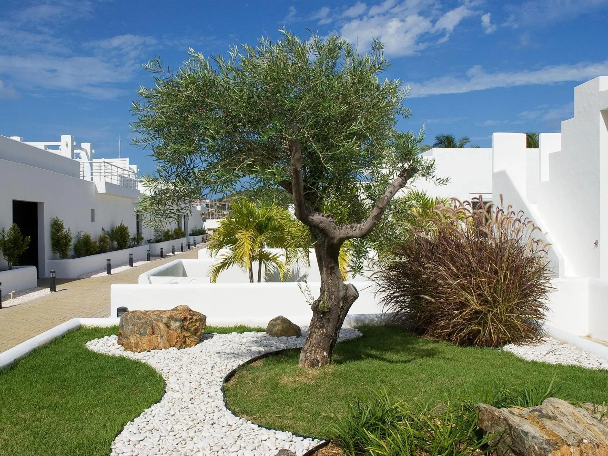 Property building in Coral Beach Club Villas & Marina