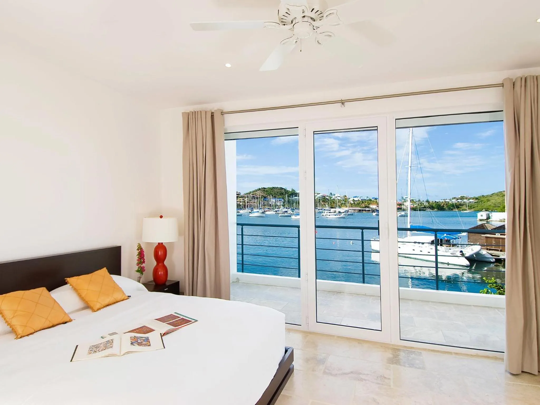 Bedroom, Bed in Coral Beach Club Villas & Marina