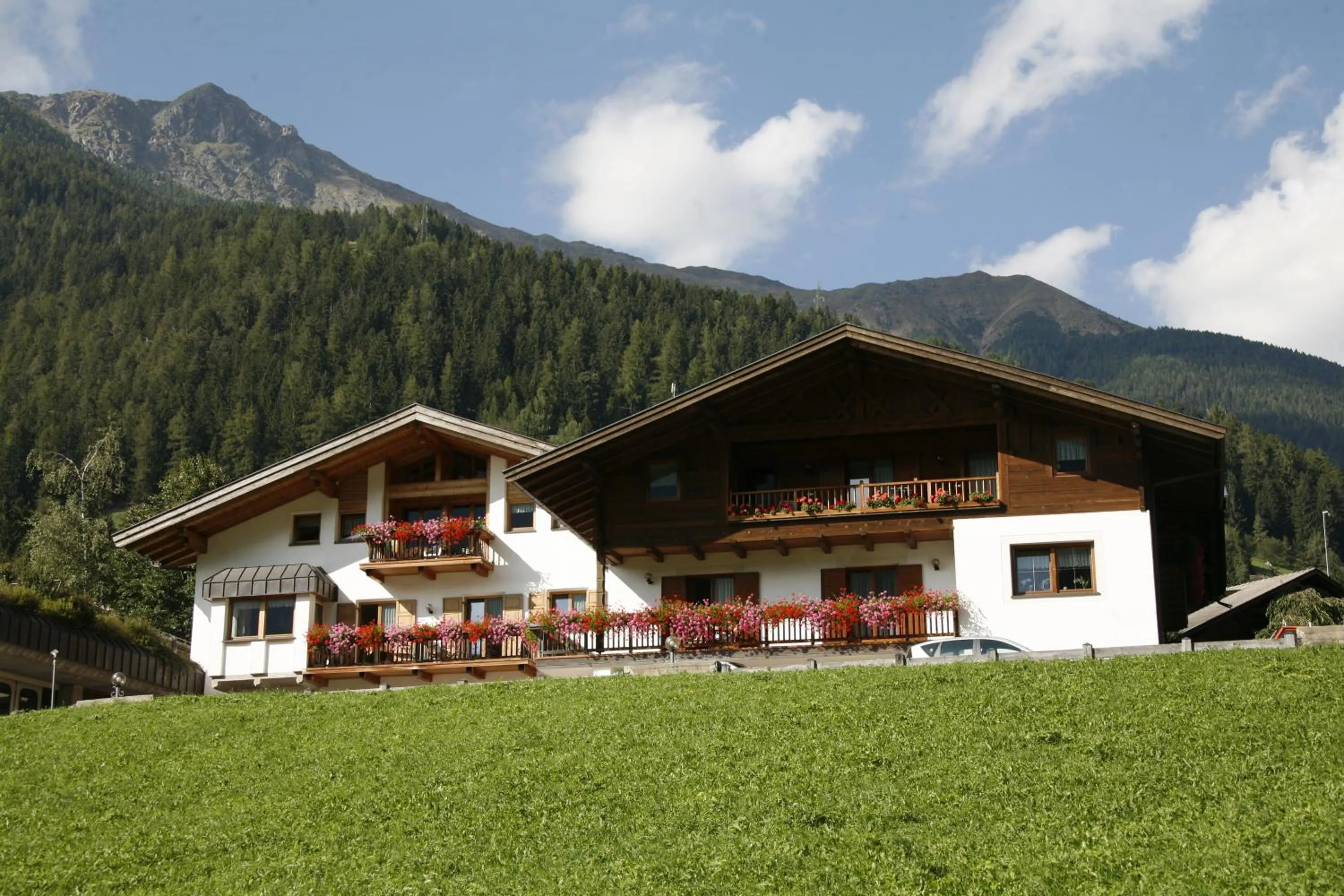 Facade/entrance in Residence Karnutsch