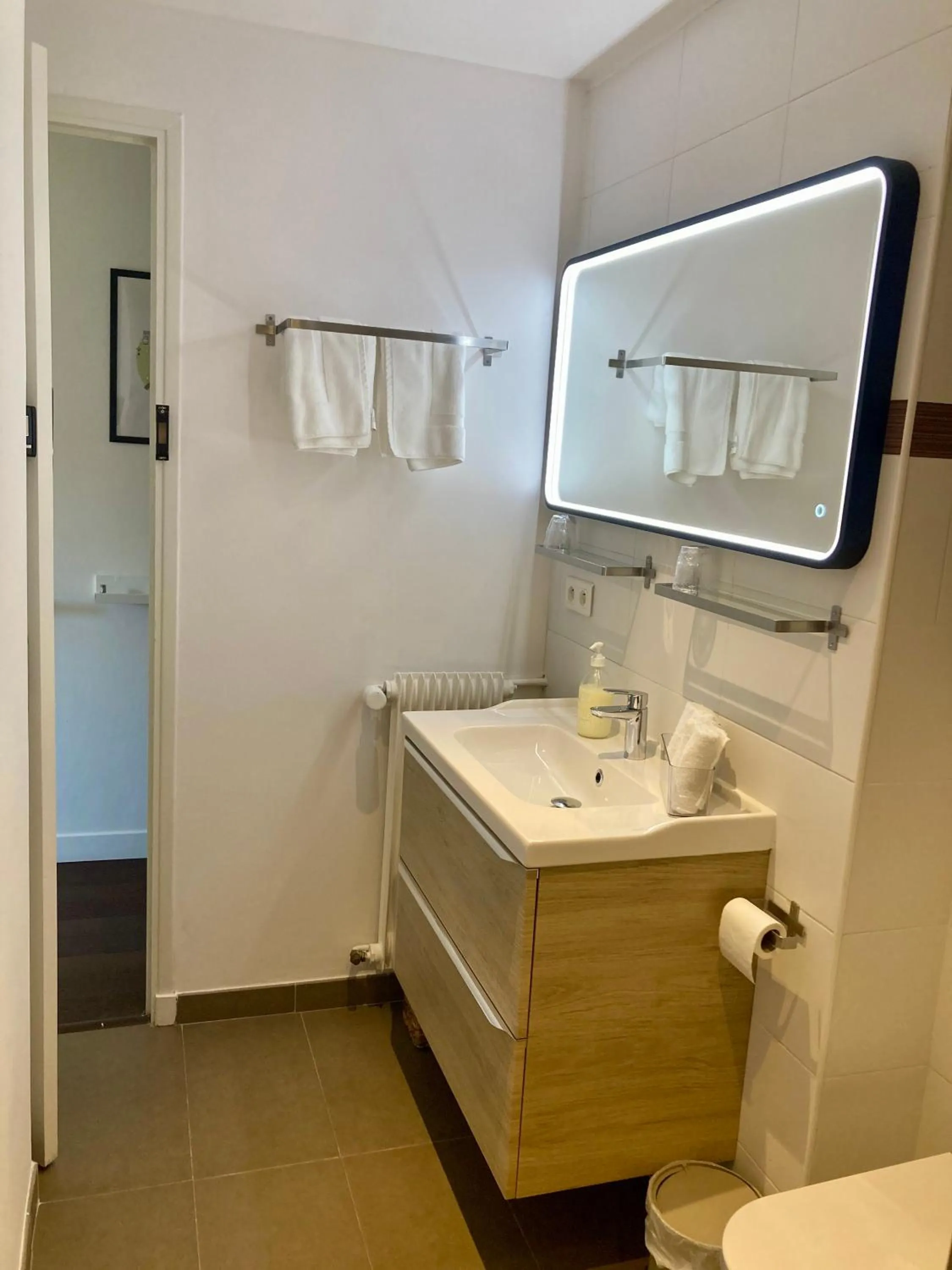 Bathroom in Cannes City B&B