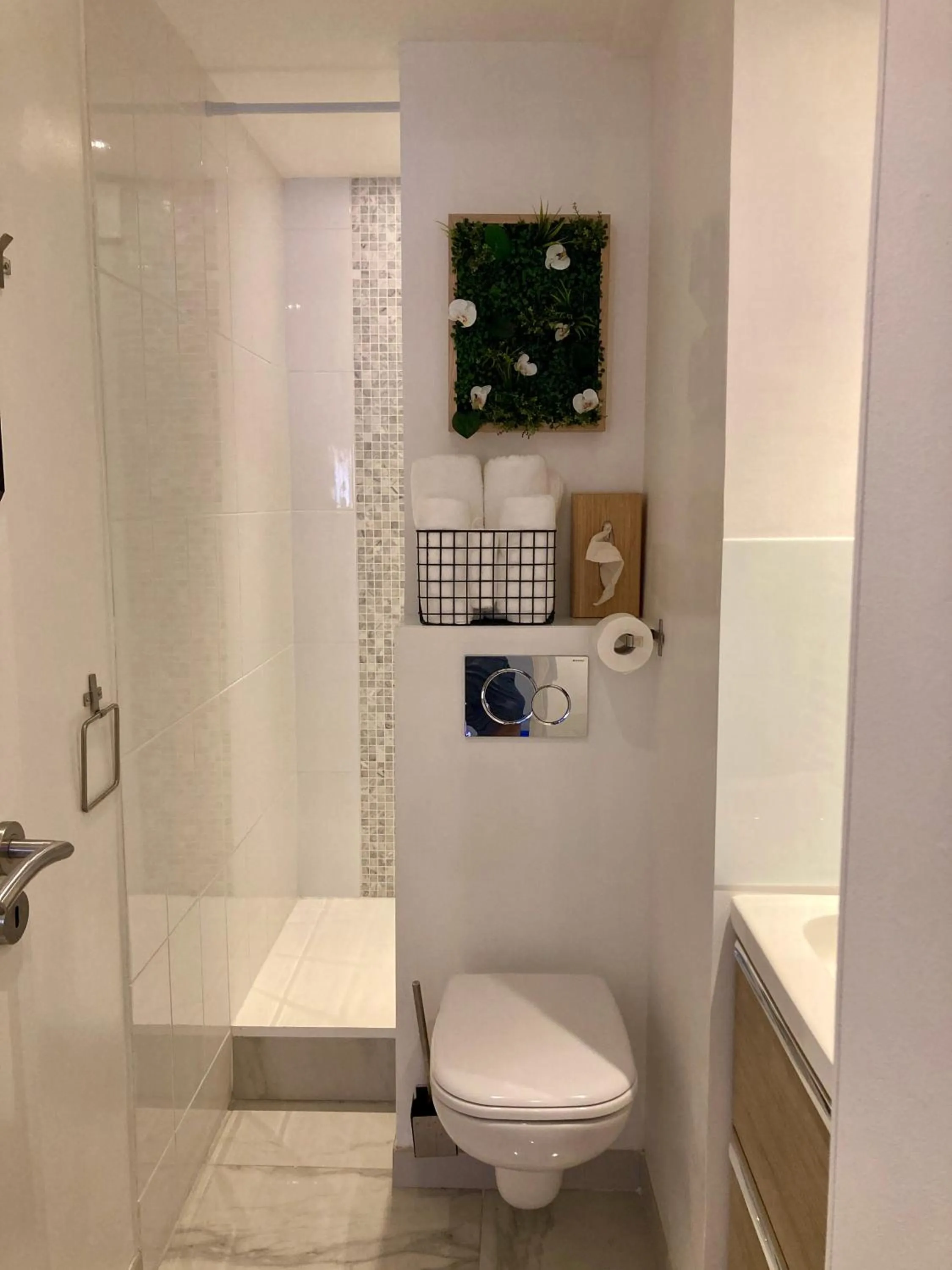 Bathroom in Cannes City B&B