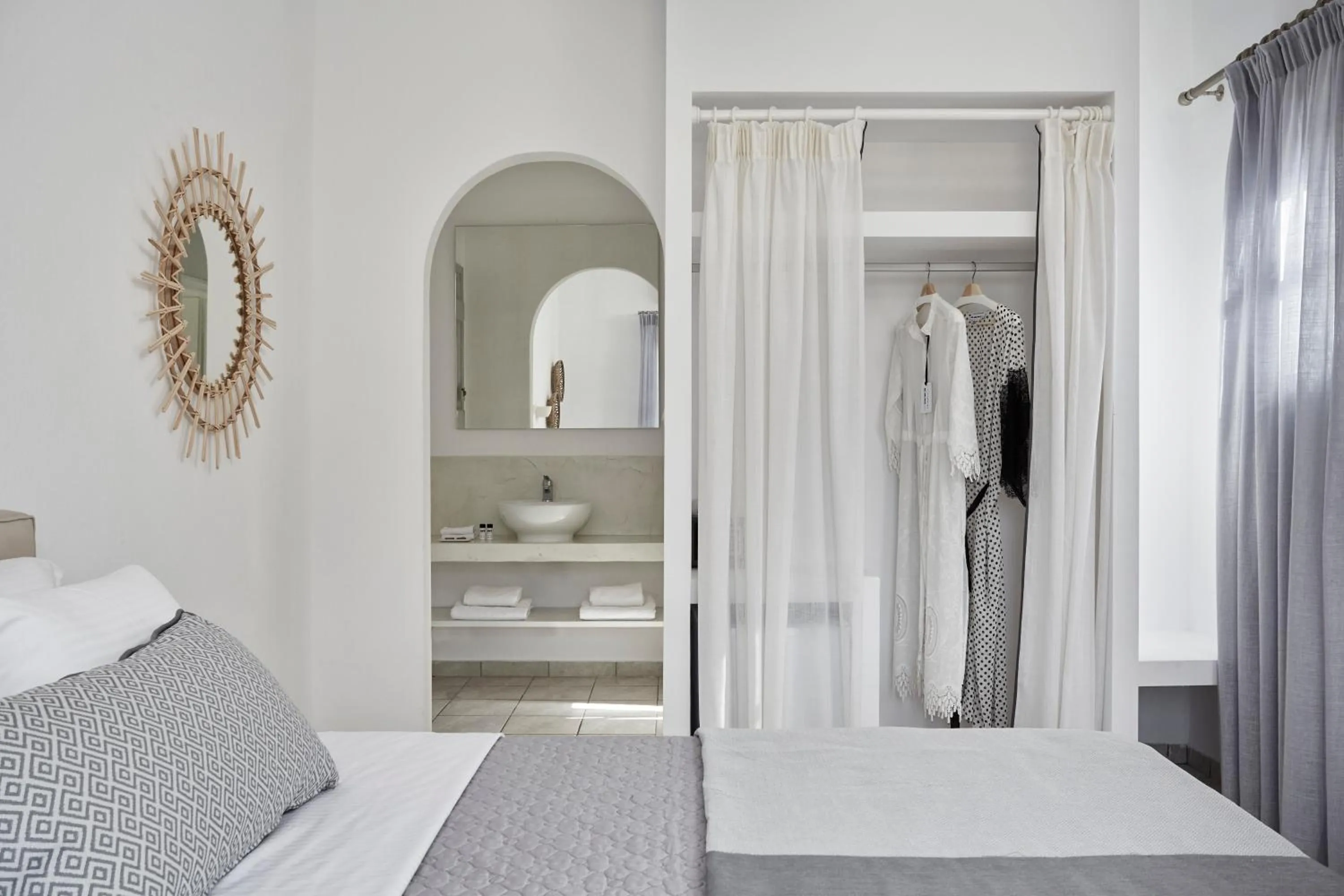 Bathroom, Bed in Mrs. Armelina by Mr&Mrs White Hotels