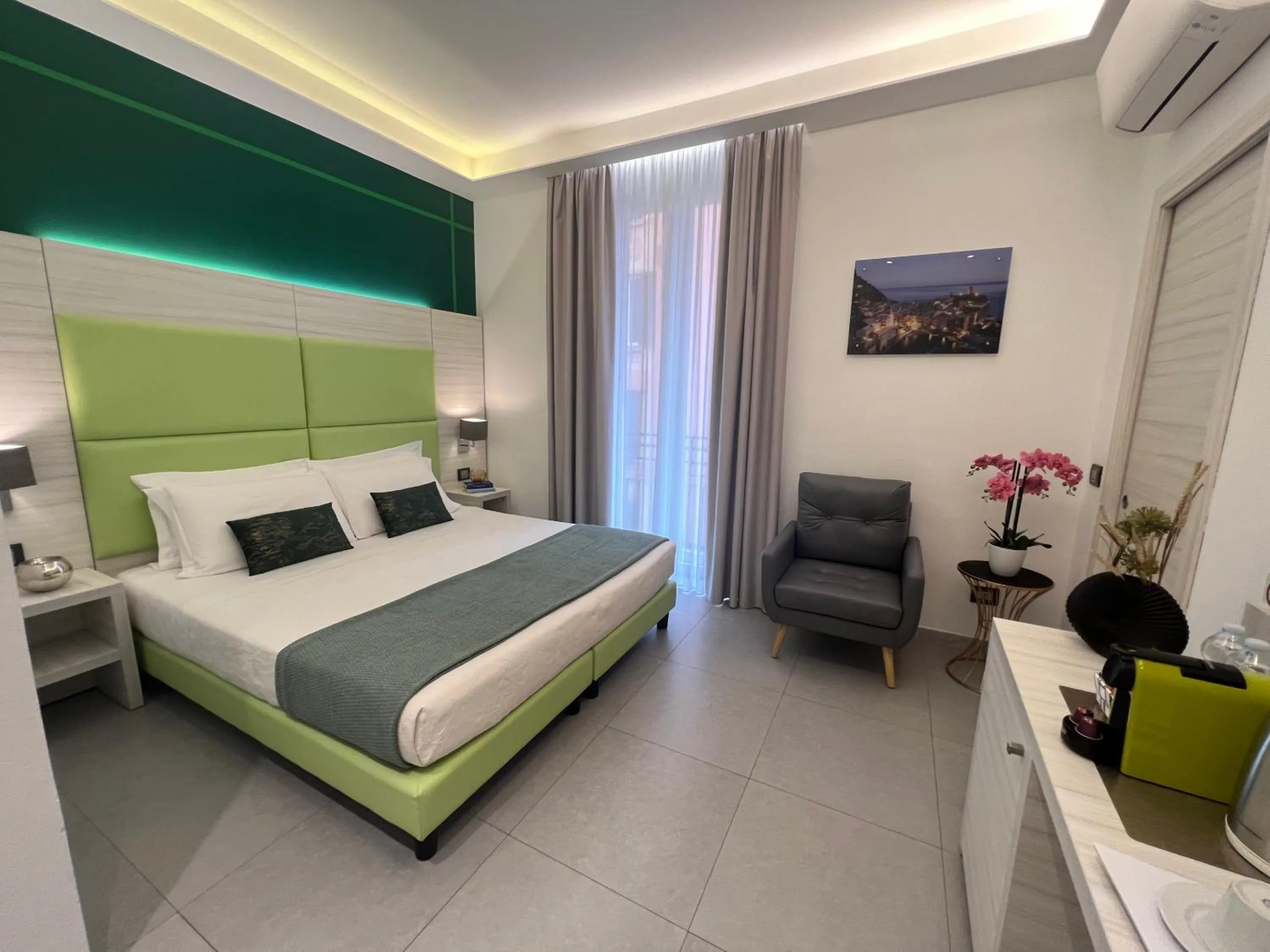 Photo of the whole room, Bed in Cinqueterre Behind