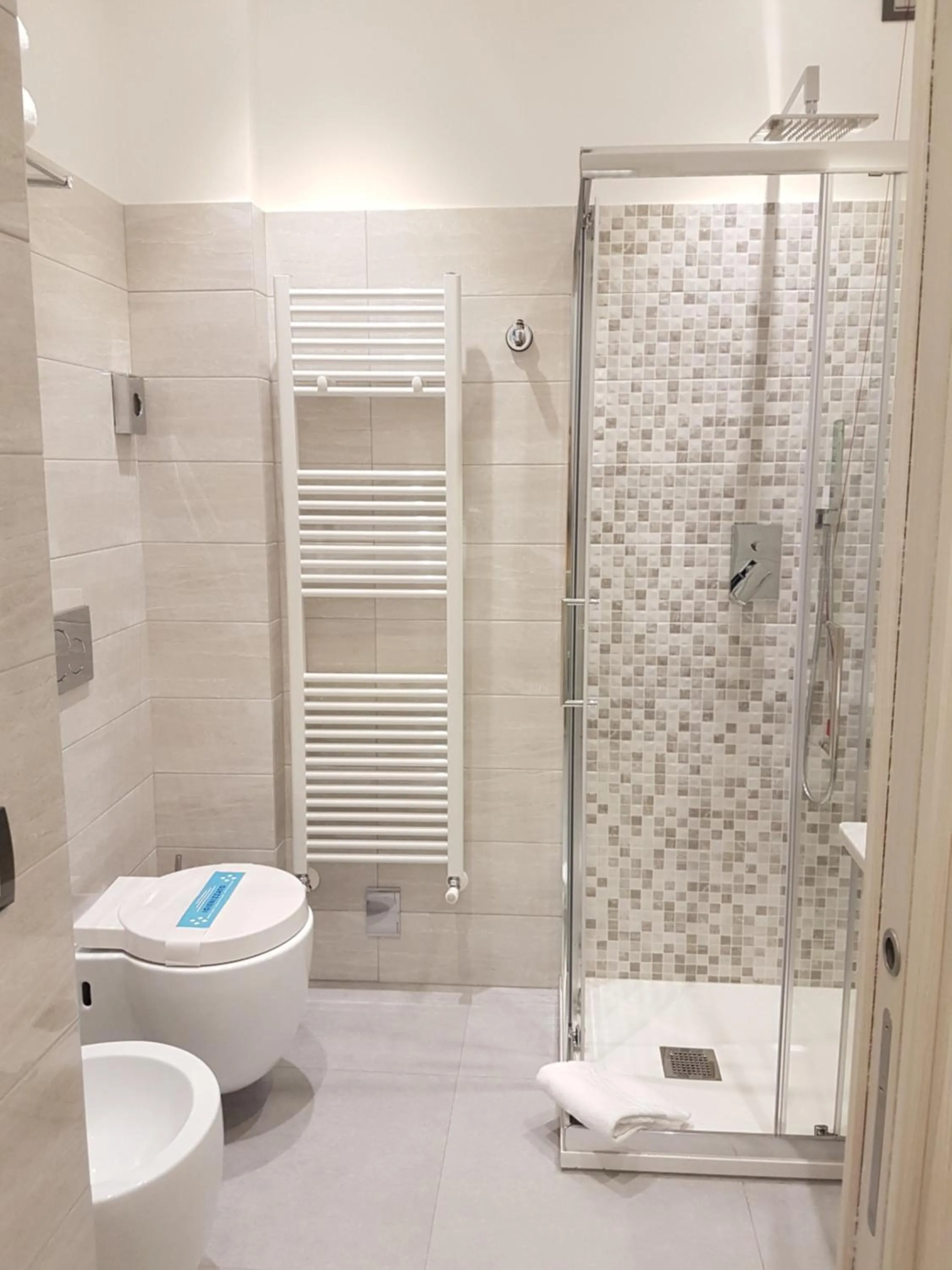 Bathroom in Cinqueterre Behind