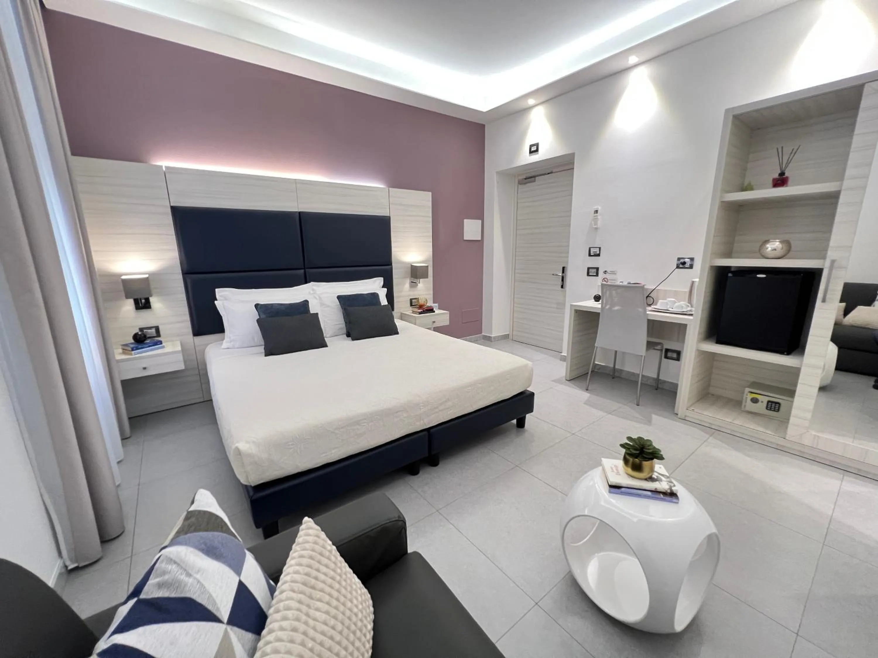 Photo of the whole room, Bed in Cinqueterre Behind