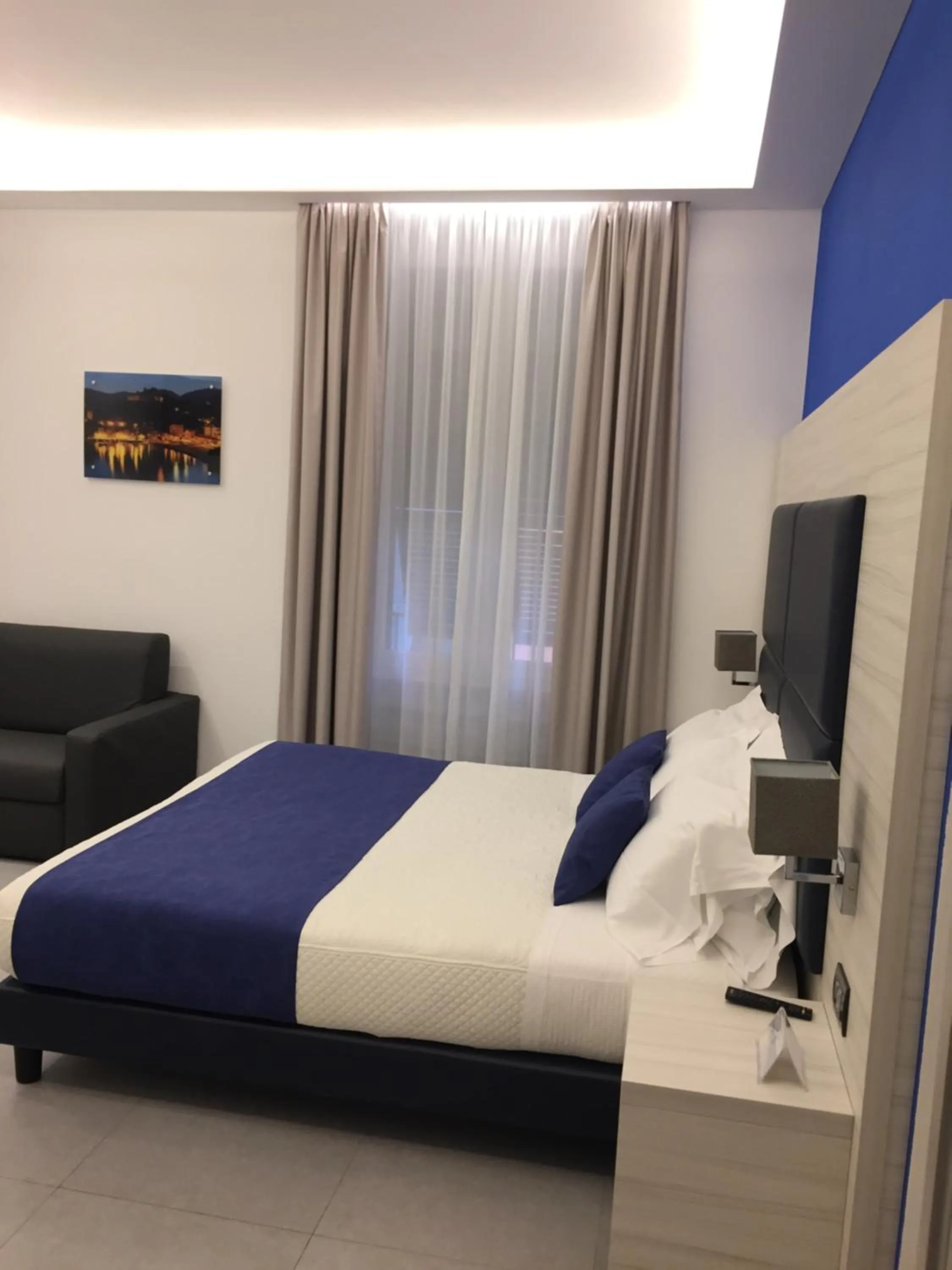 Photo of the whole room, Bed in Cinqueterre Behind