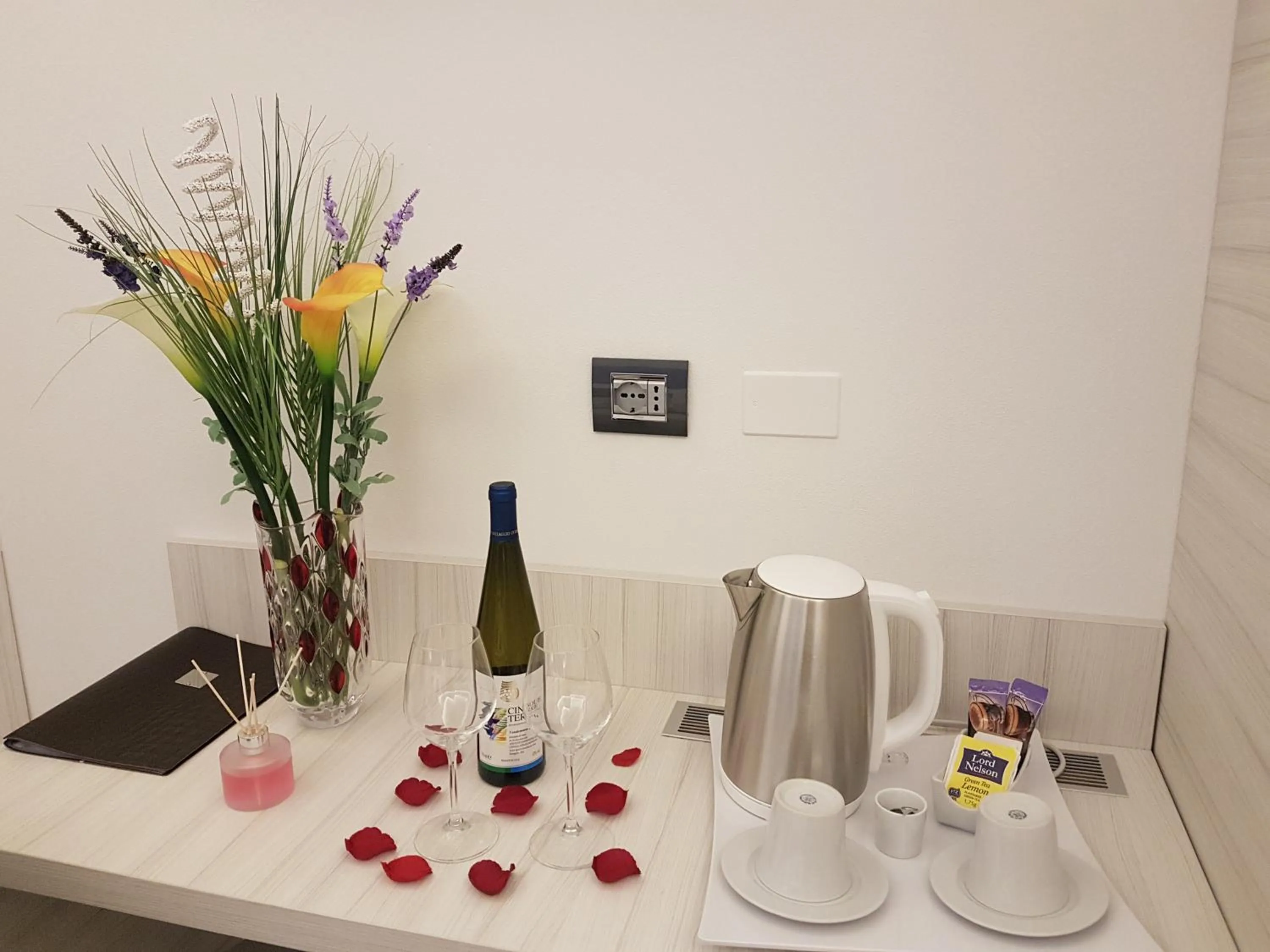 Coffee/tea facilities in Cinqueterre Behind