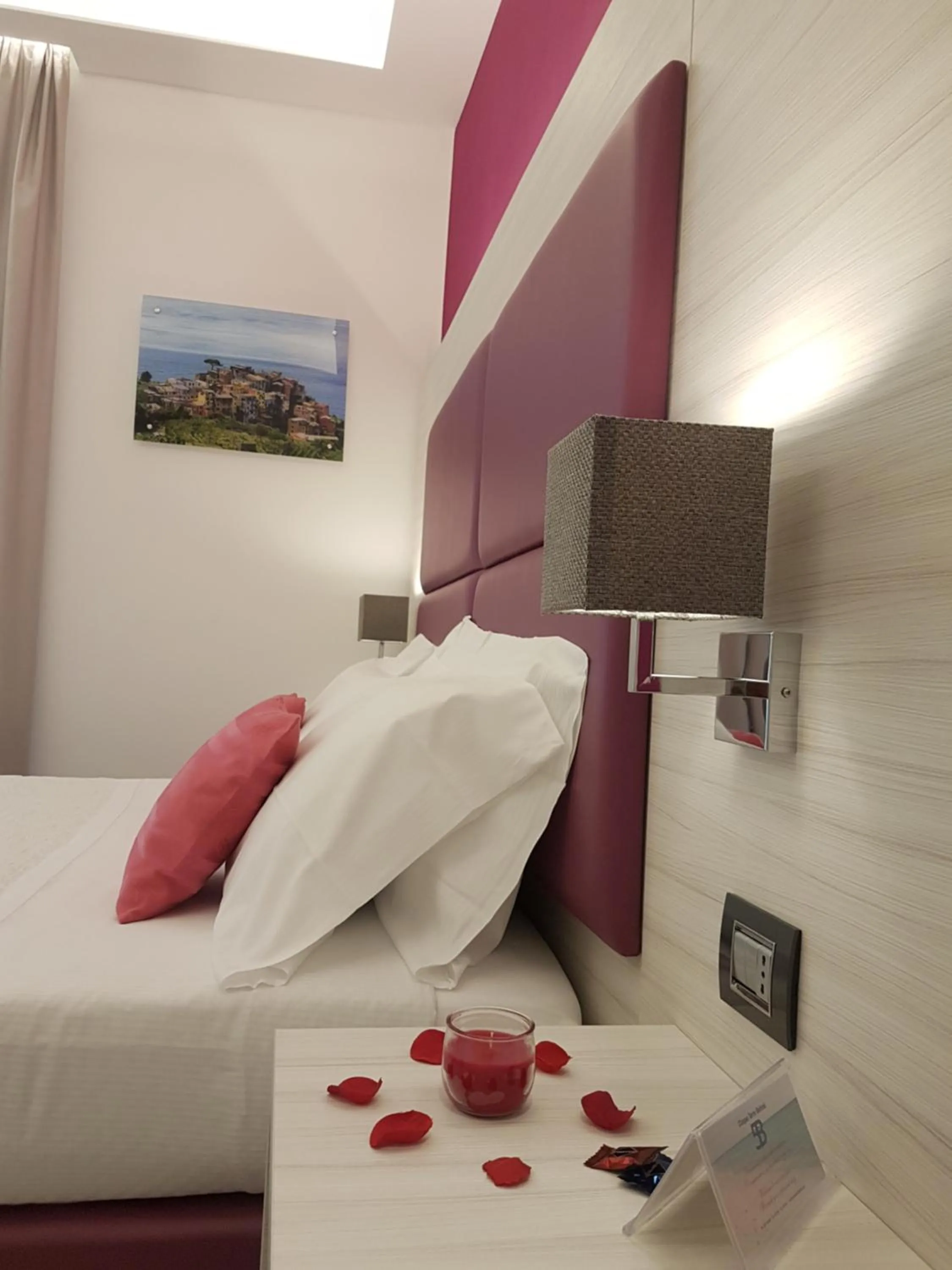 Photo of the whole room, Bed in Cinqueterre Behind