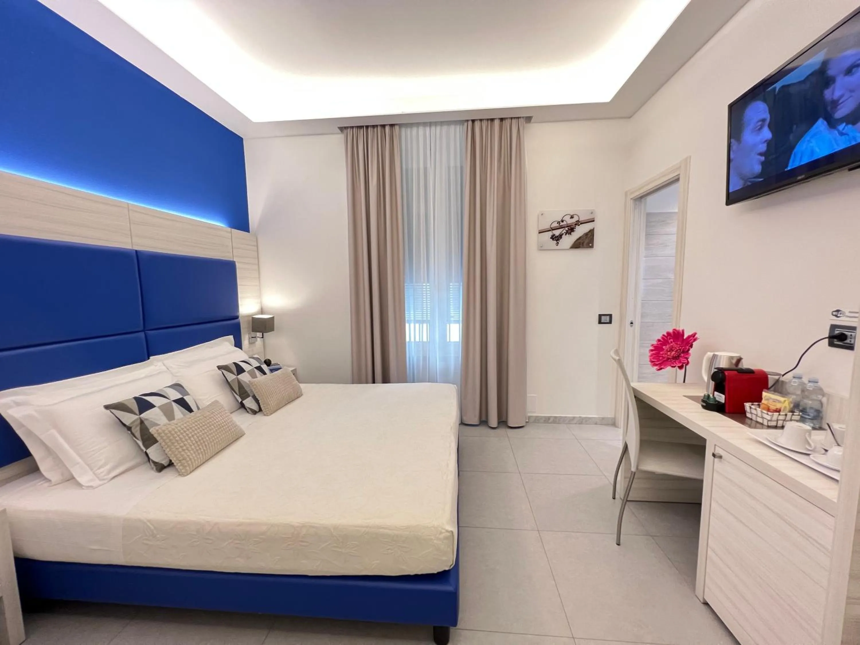 Photo of the whole room, Bed in Cinqueterre Behind