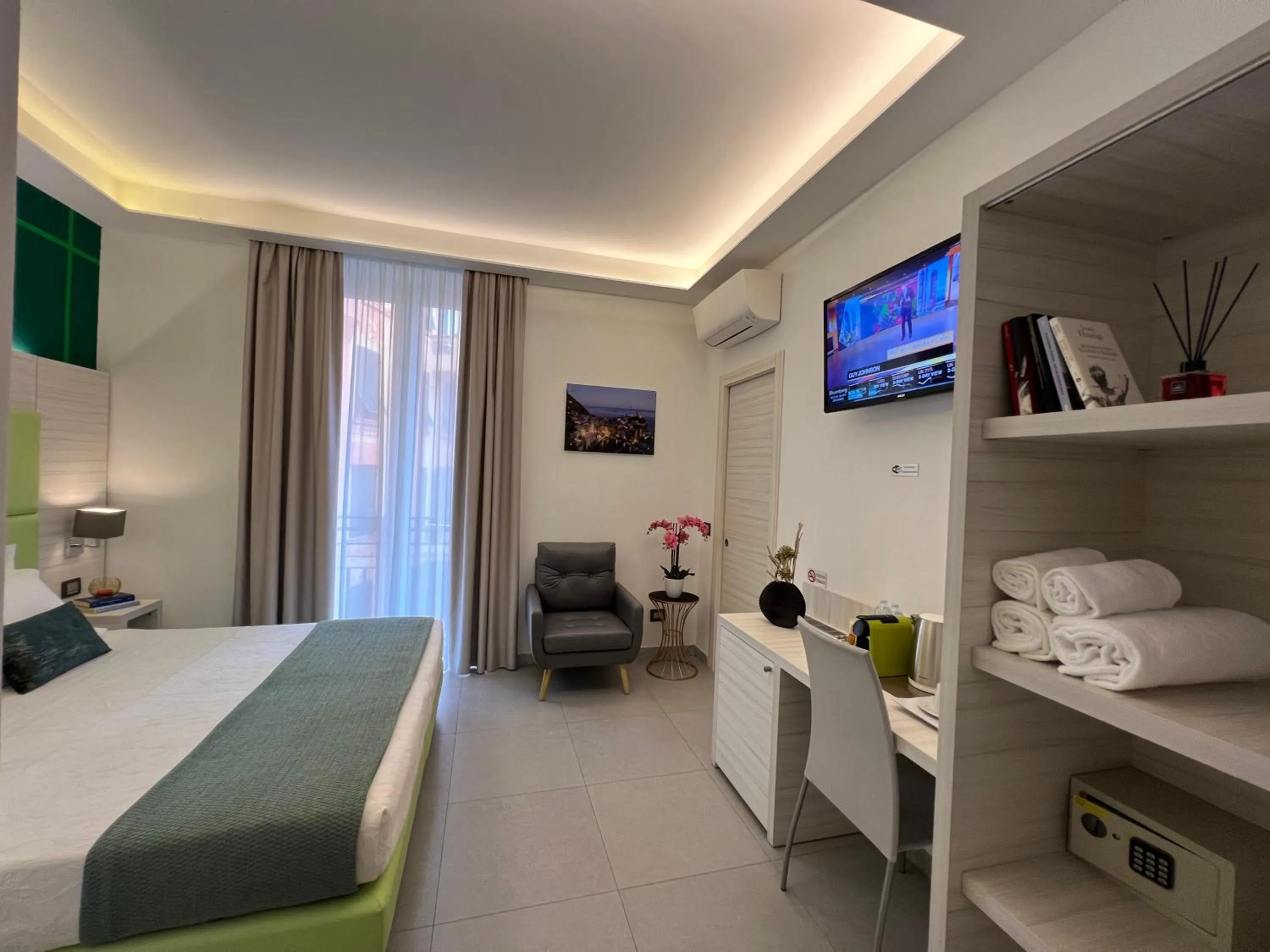 hair dresser, Bed in Cinqueterre Behind