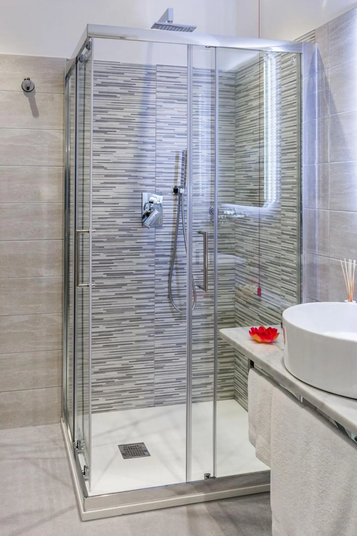 Bathroom in Cinqueterre Behind