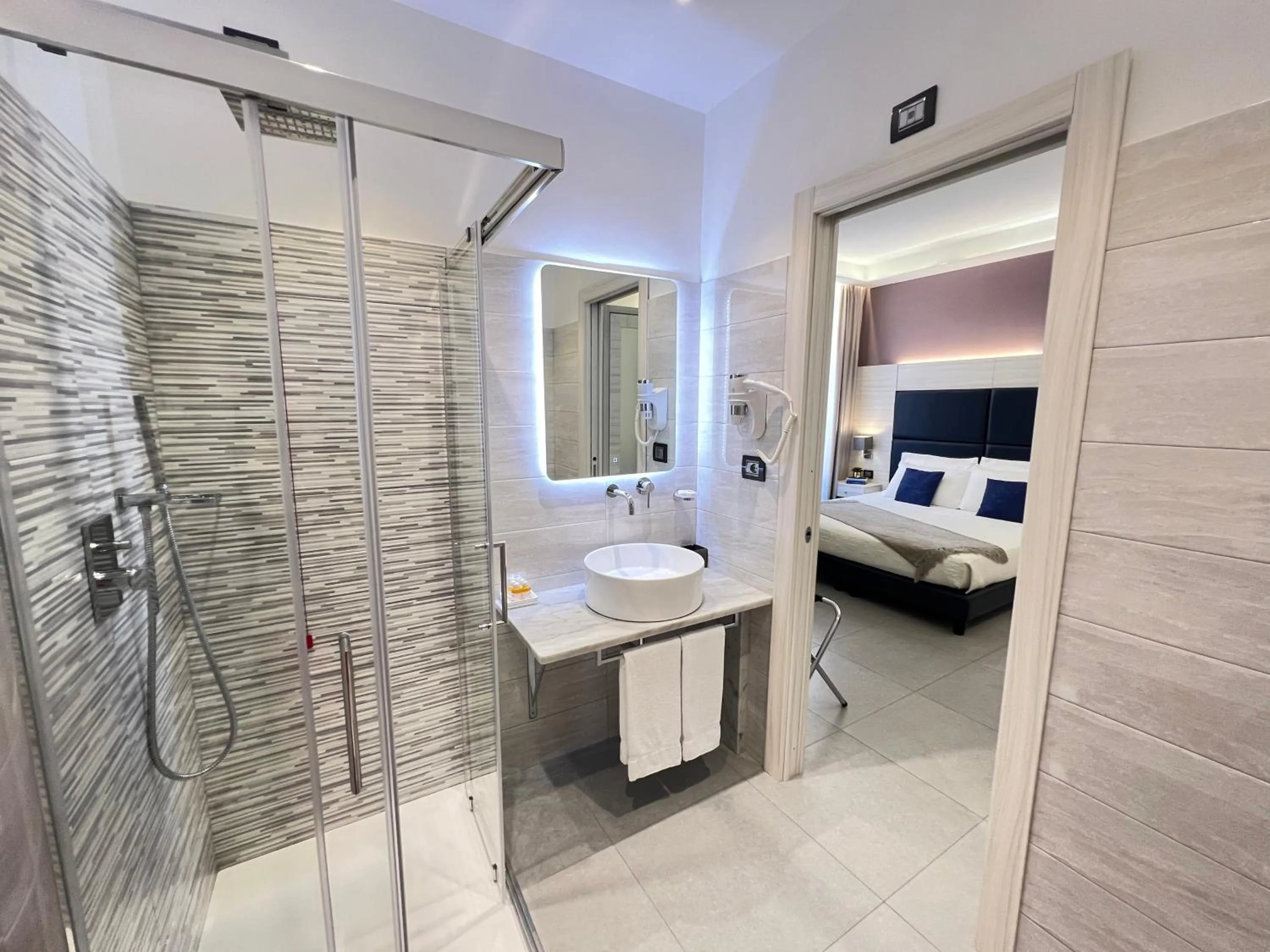 Bathroom, Bed in Cinqueterre Behind