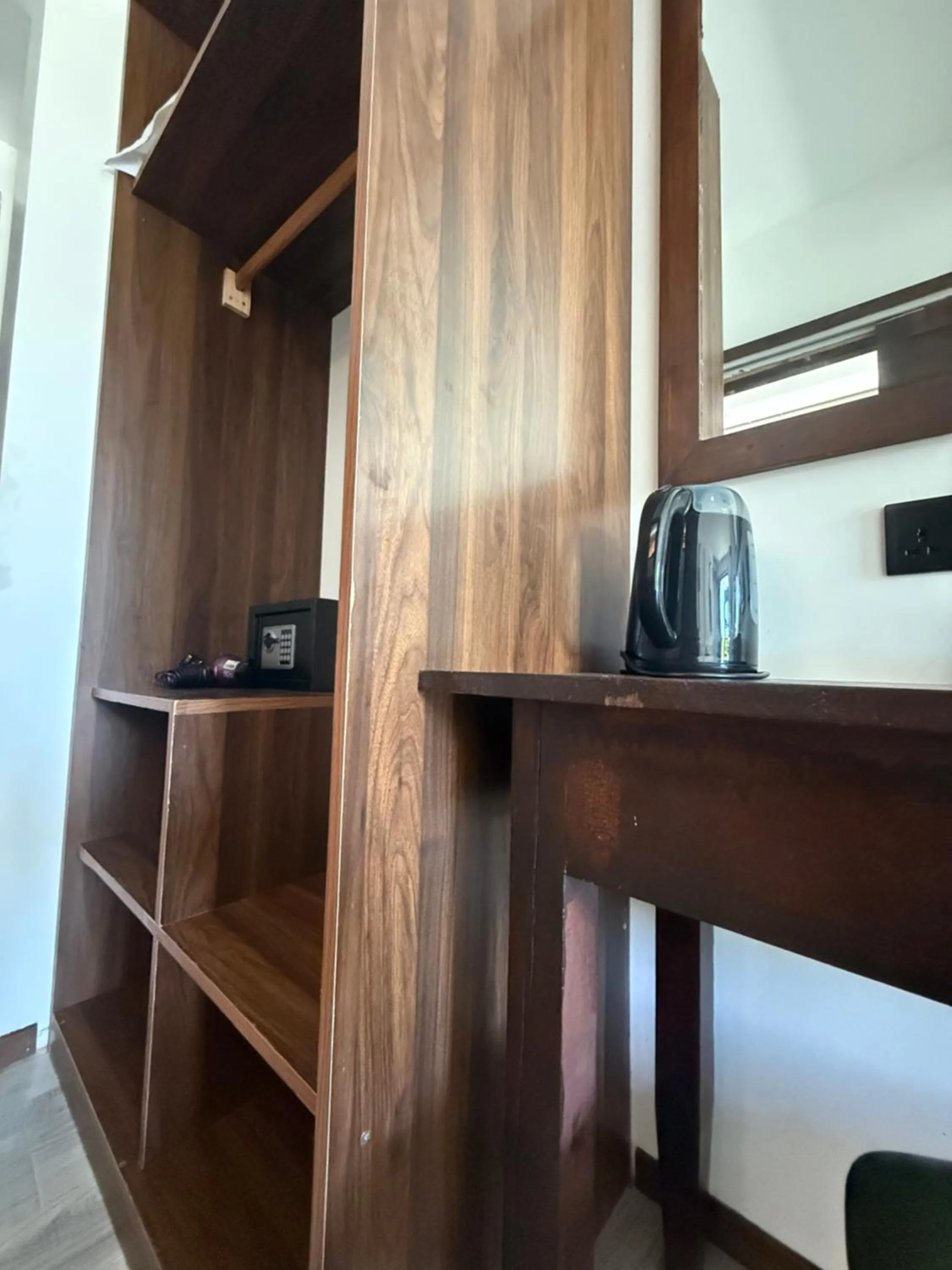 wardrobe, Bed in West Sands