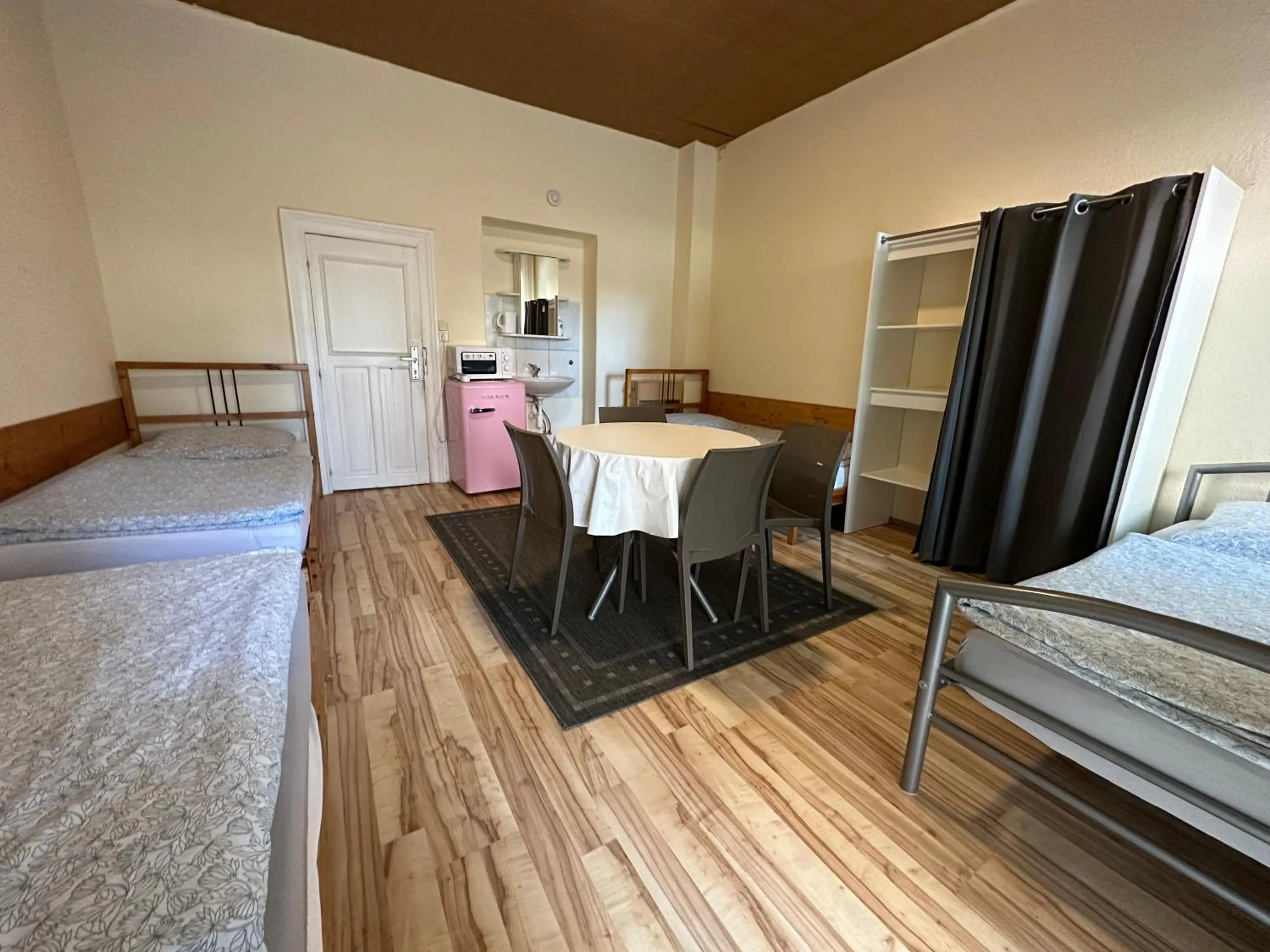 Photo of the whole room, Bed in Bigus