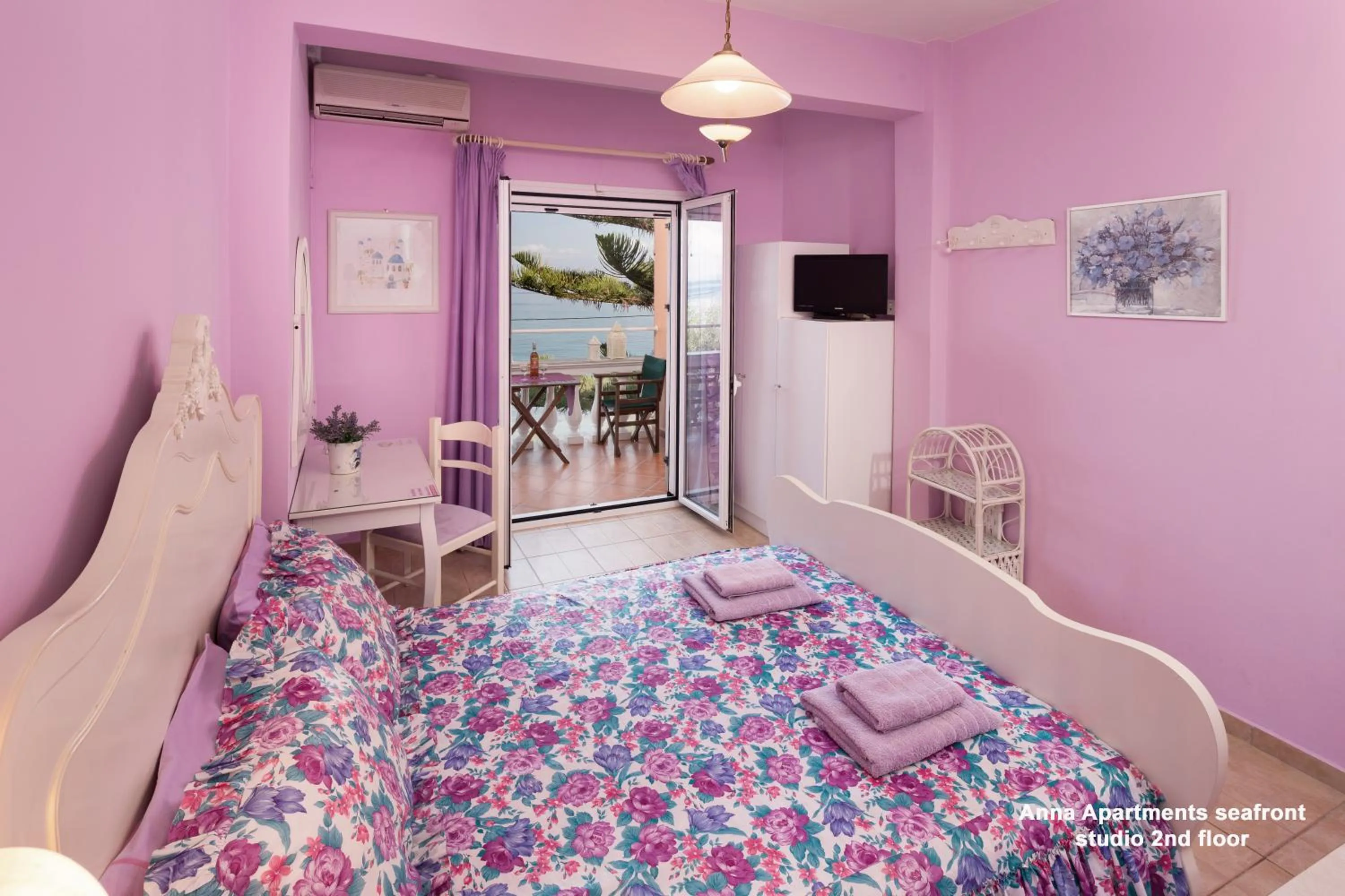 Bed in Anna Apartments Boukari