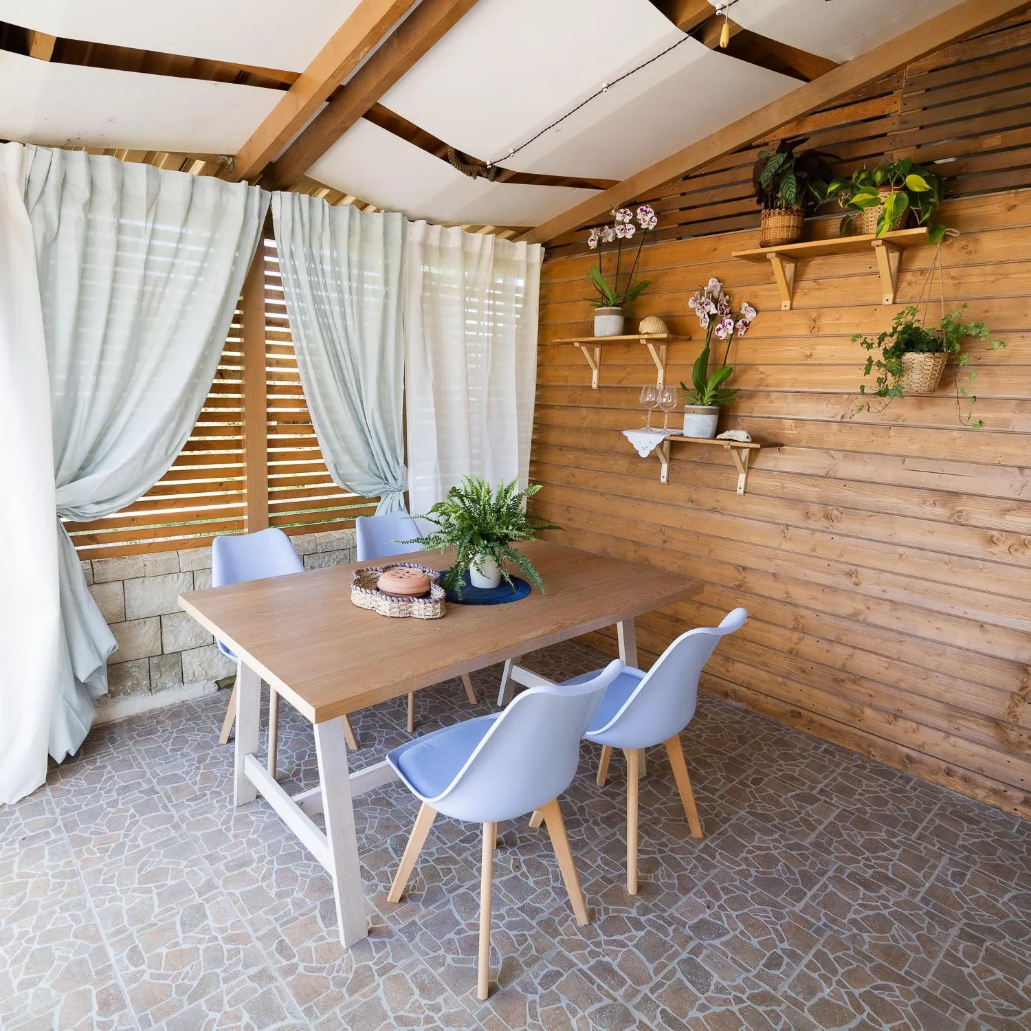 Dining area in Ciriga Sicily Glamping
