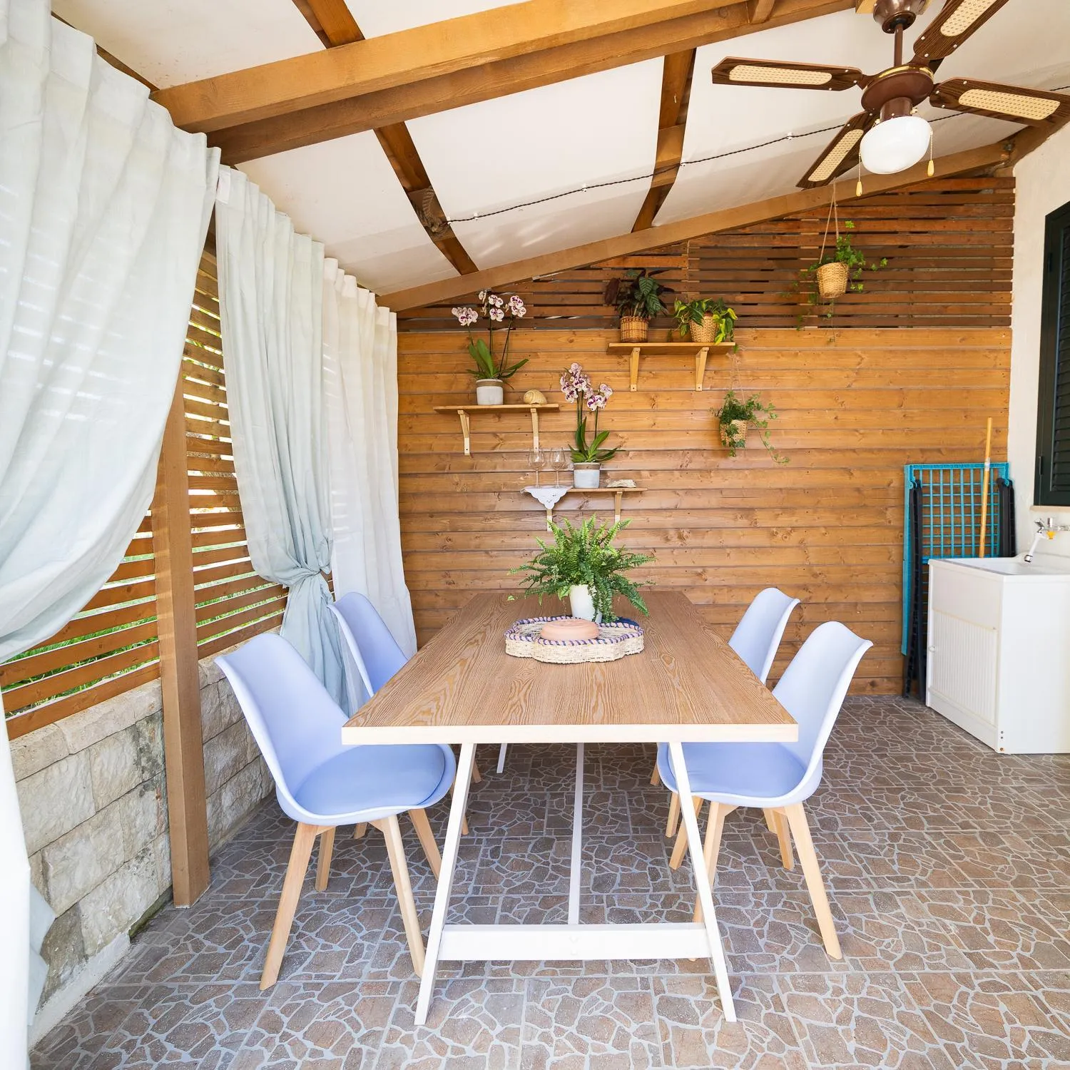 Dining area in Ciriga Sicily Glamping