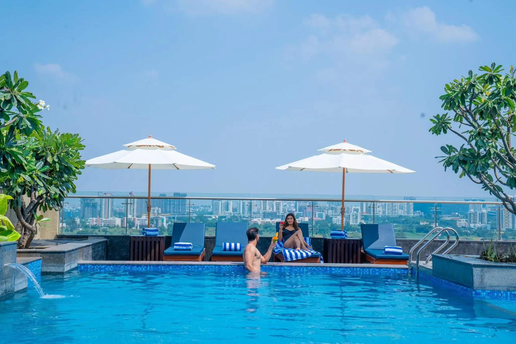 Swimming pool in Radisson Blu Pune Hinjawadi