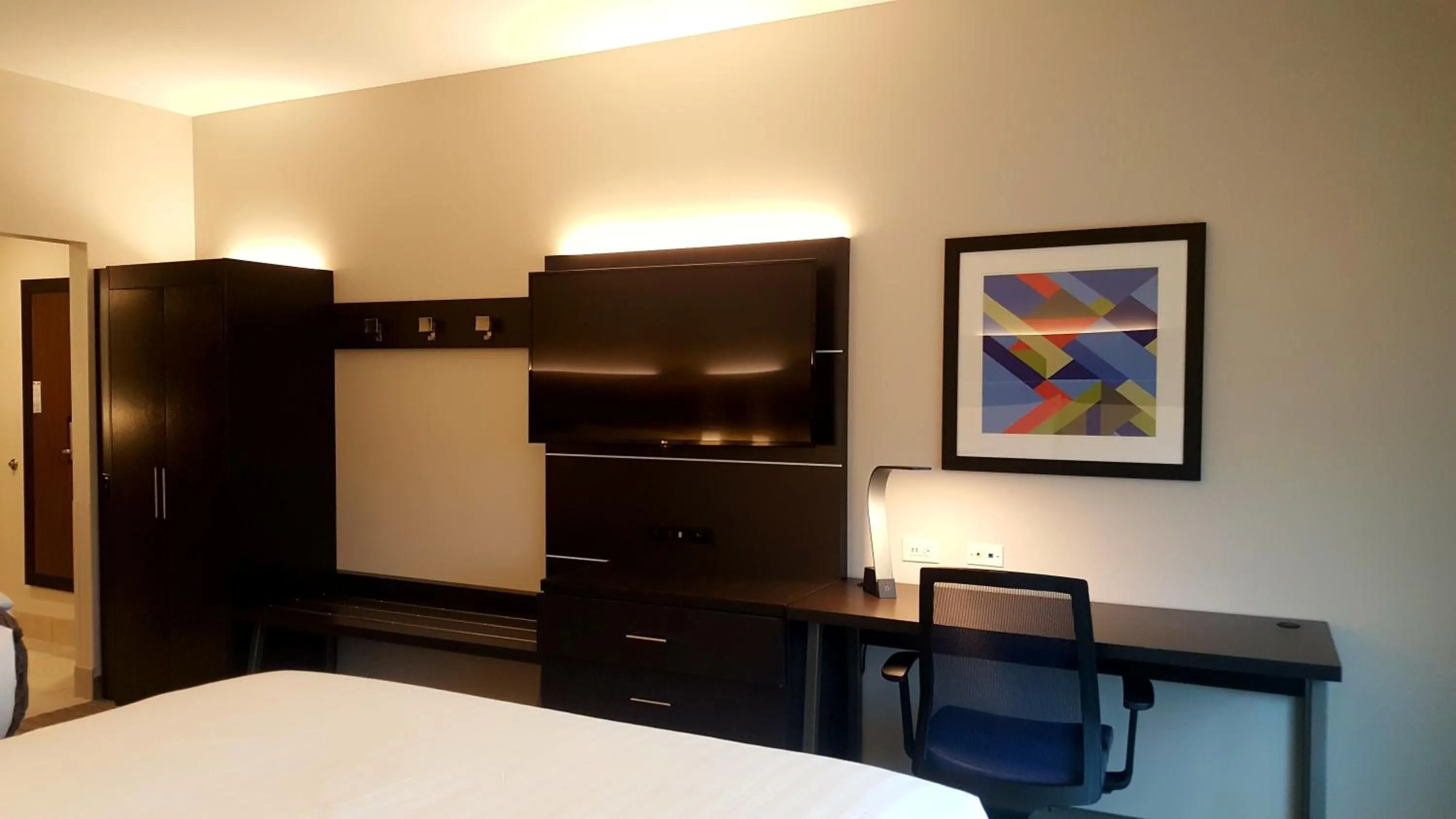 Photo of the whole room, Bed in Holiday Inn Express - North Augusta South Carolina by IHG