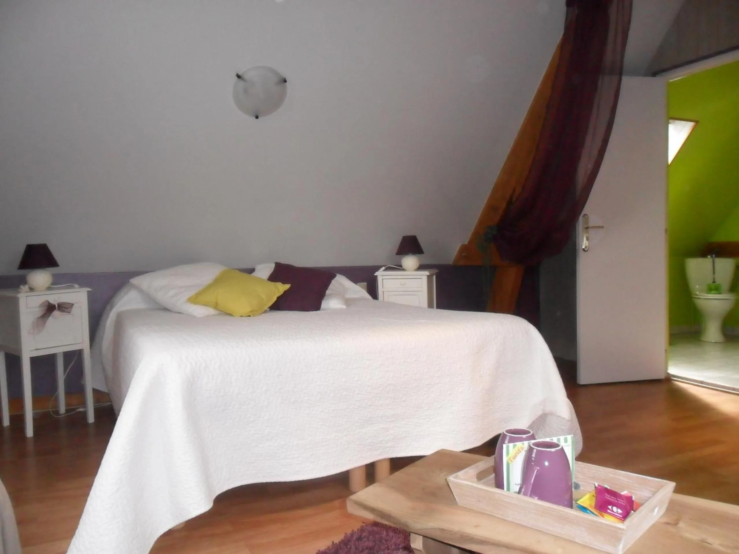 Photo of the whole room, Bed in Chambre Du Panorama