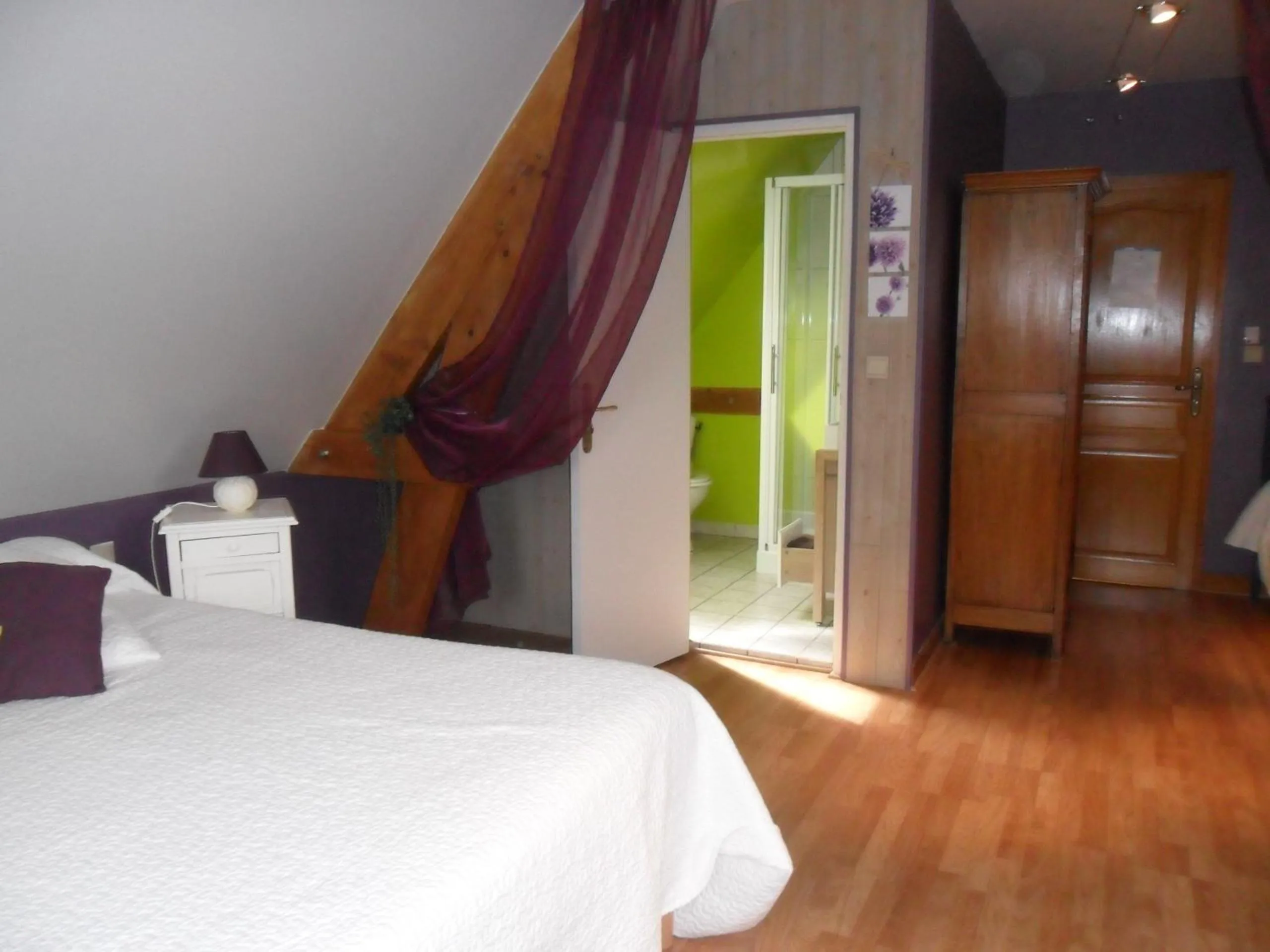 Photo of the whole room, Bed in Chambre Du Panorama