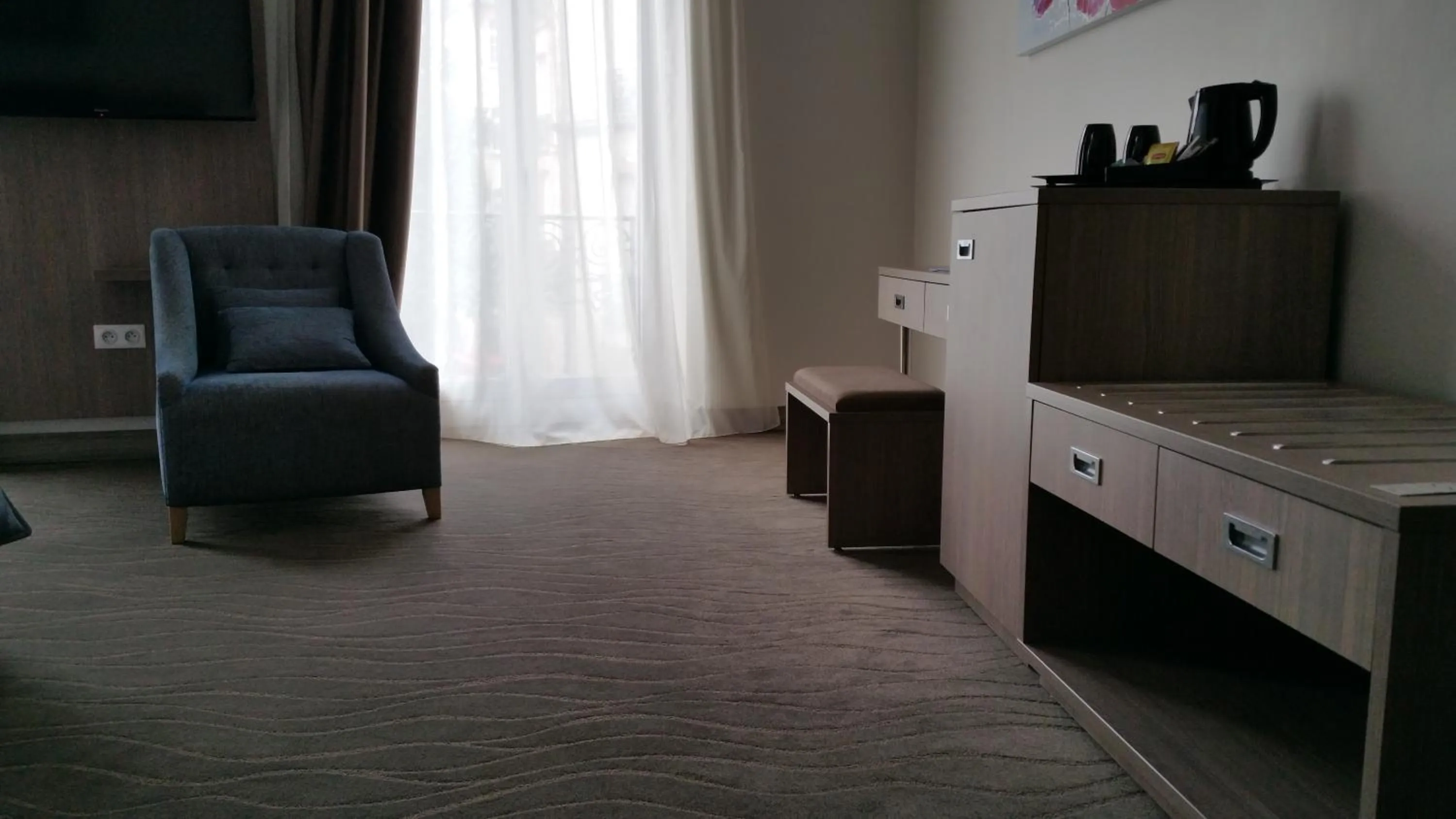 Seating area in Brit Hotel de Grignan Vichy