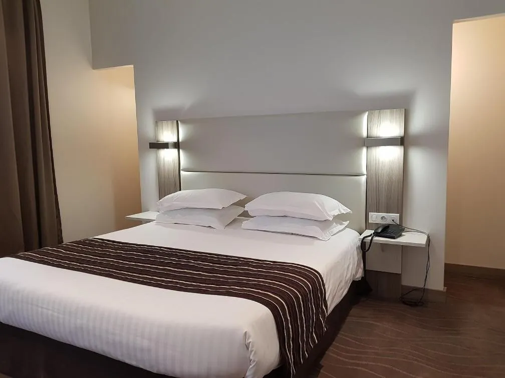 Bed in Brit Hotel de Grignan Vichy