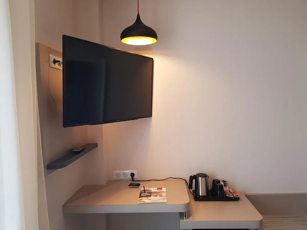 Bedroom in Brit Hotel de Grignan Vichy