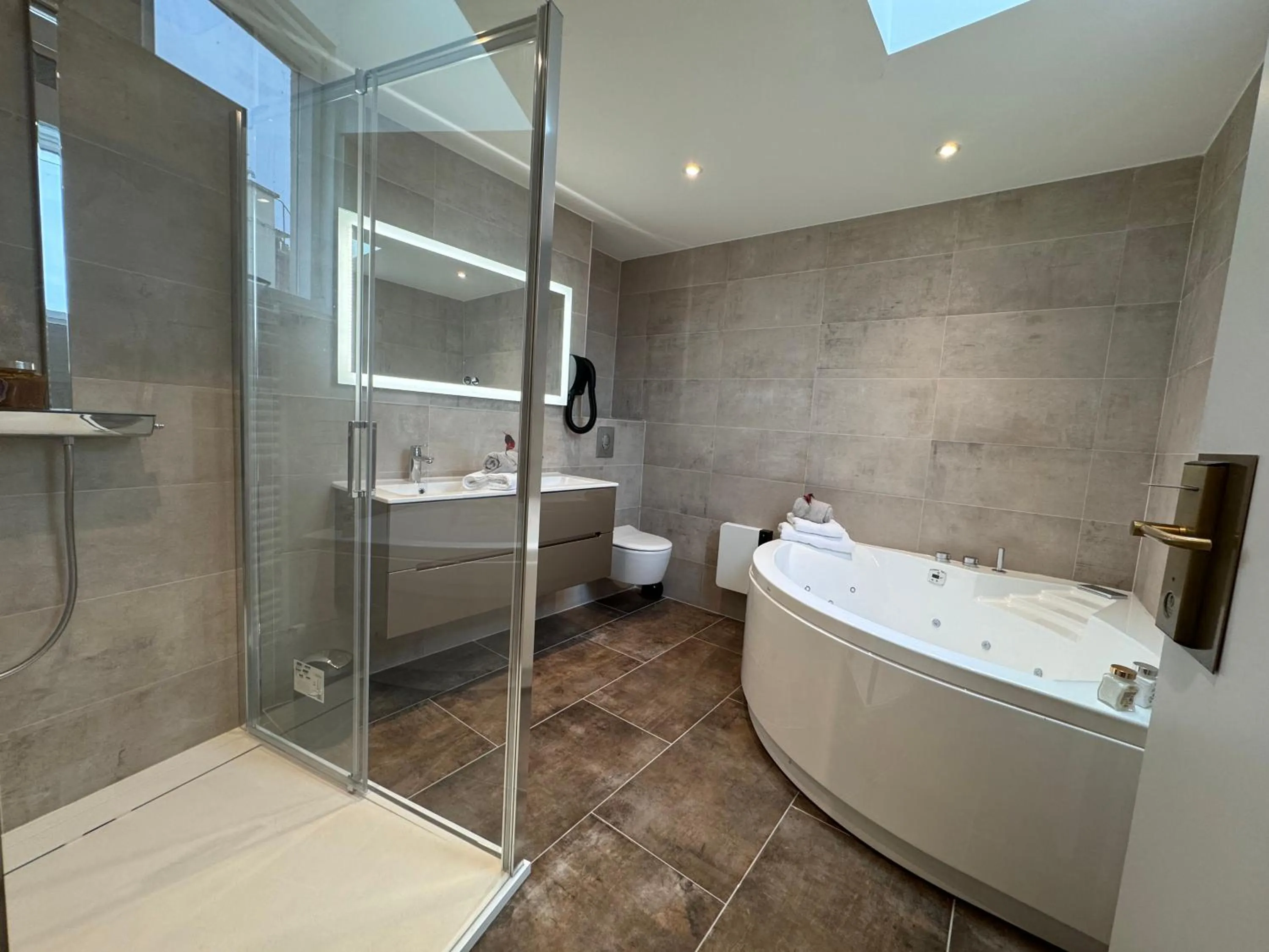 Bathroom in Brit Hotel de Grignan Vichy