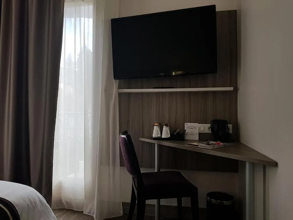 TV and multimedia, Bed in Brit Hotel de Grignan Vichy