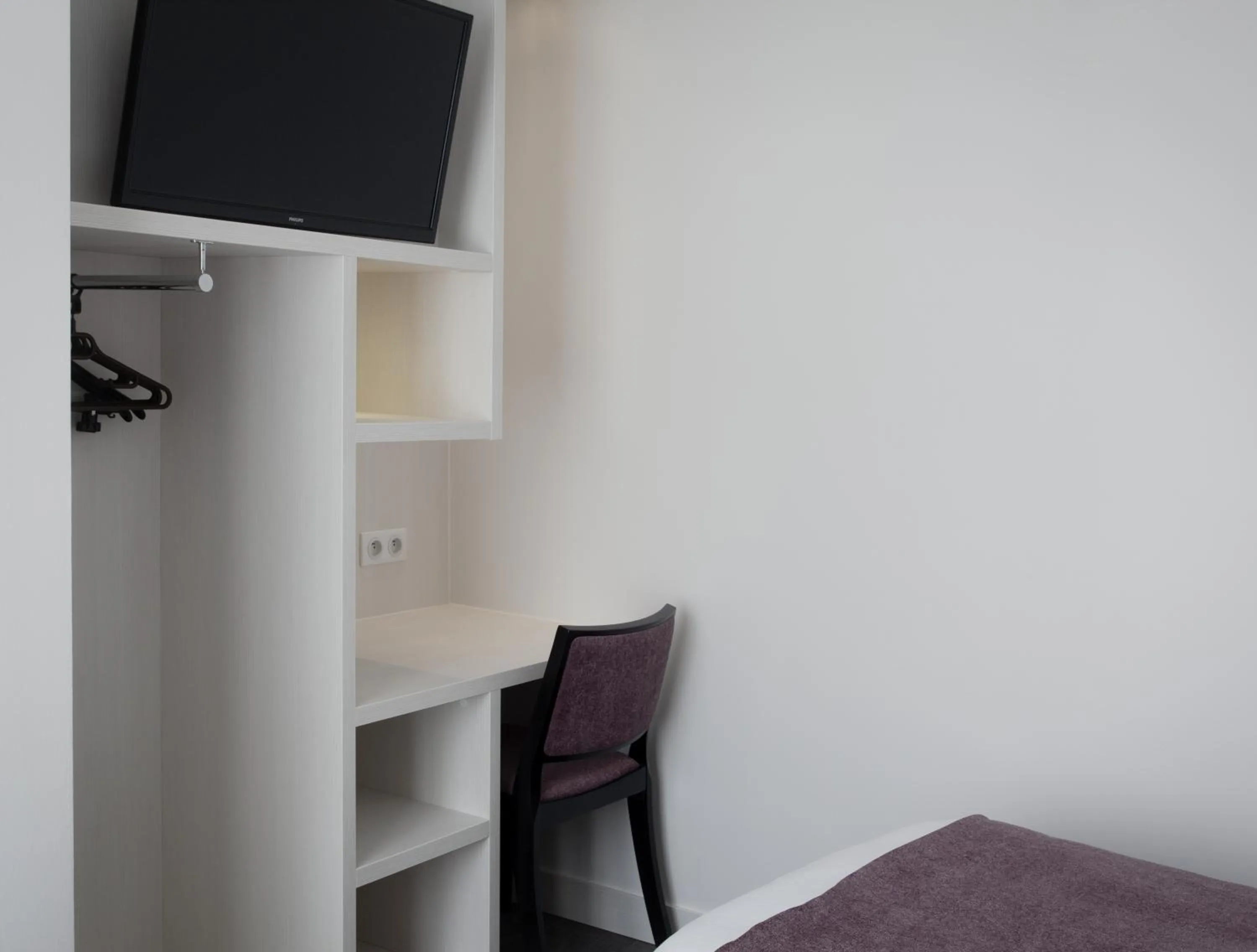 TV and multimedia in Brit Hotel de Grignan Vichy