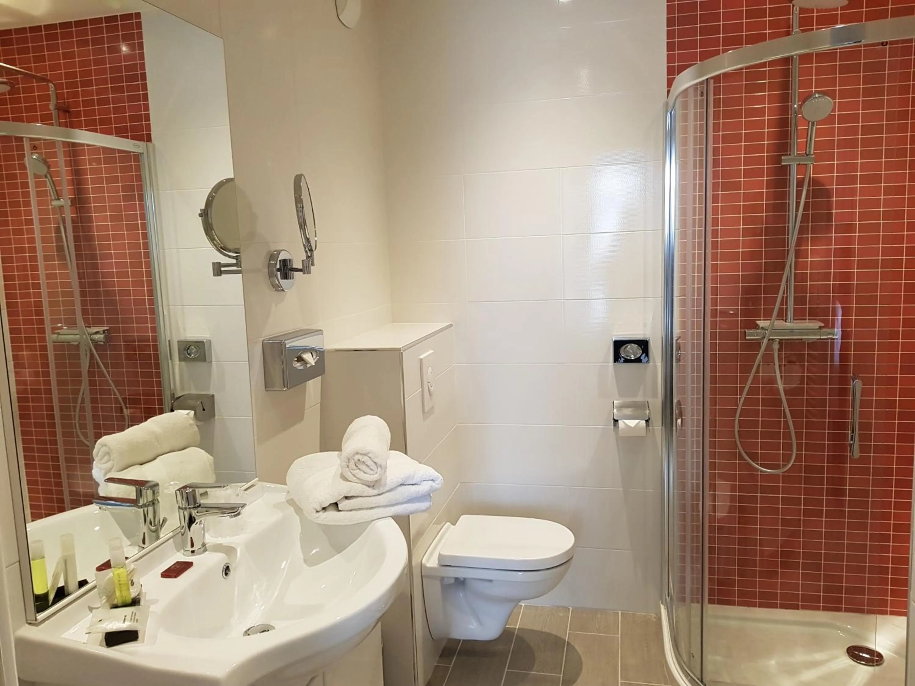 Bathroom in Brit Hotel de Grignan Vichy